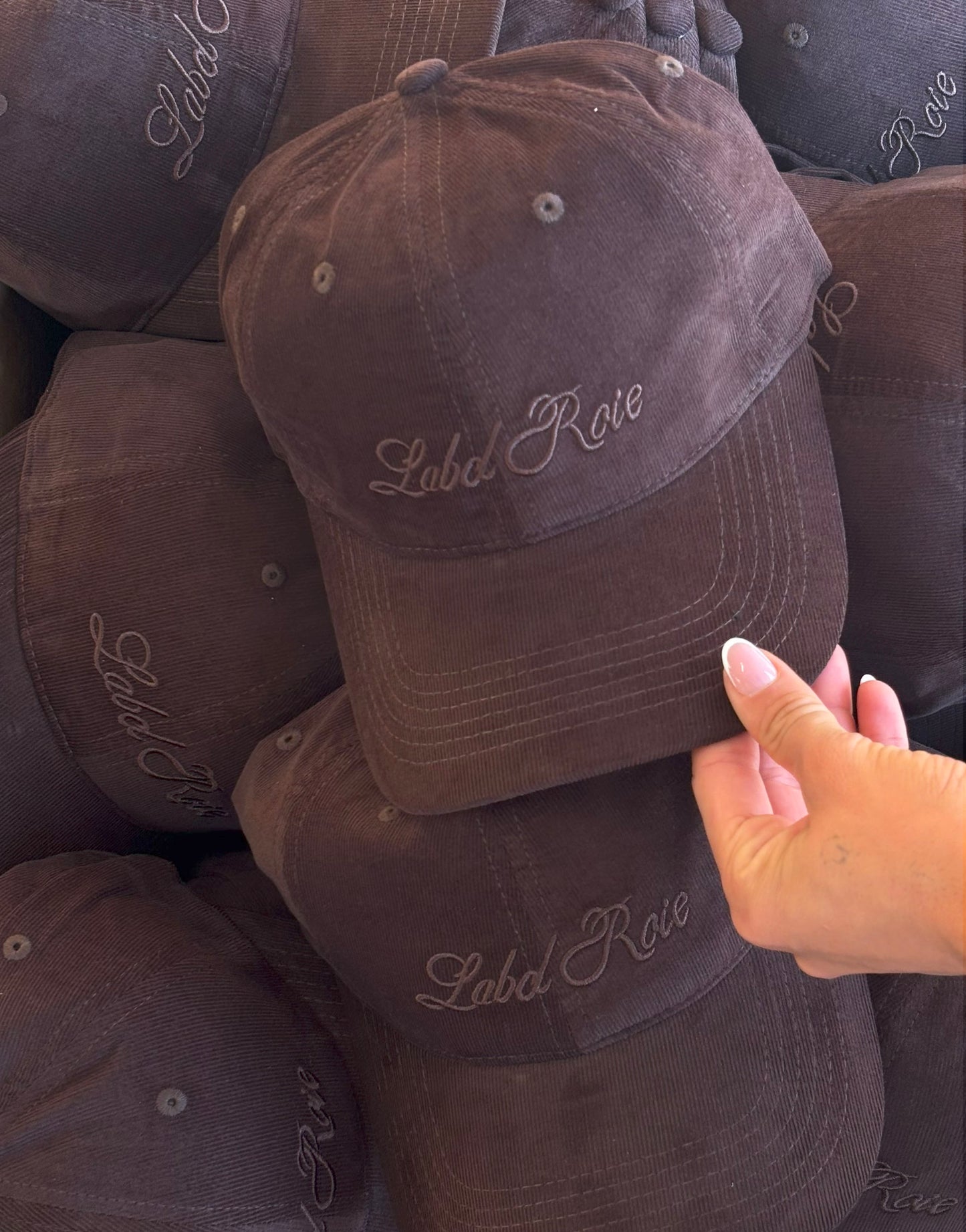 Cappellino LABEL ROSE - MARRONE (DIFETTATO)