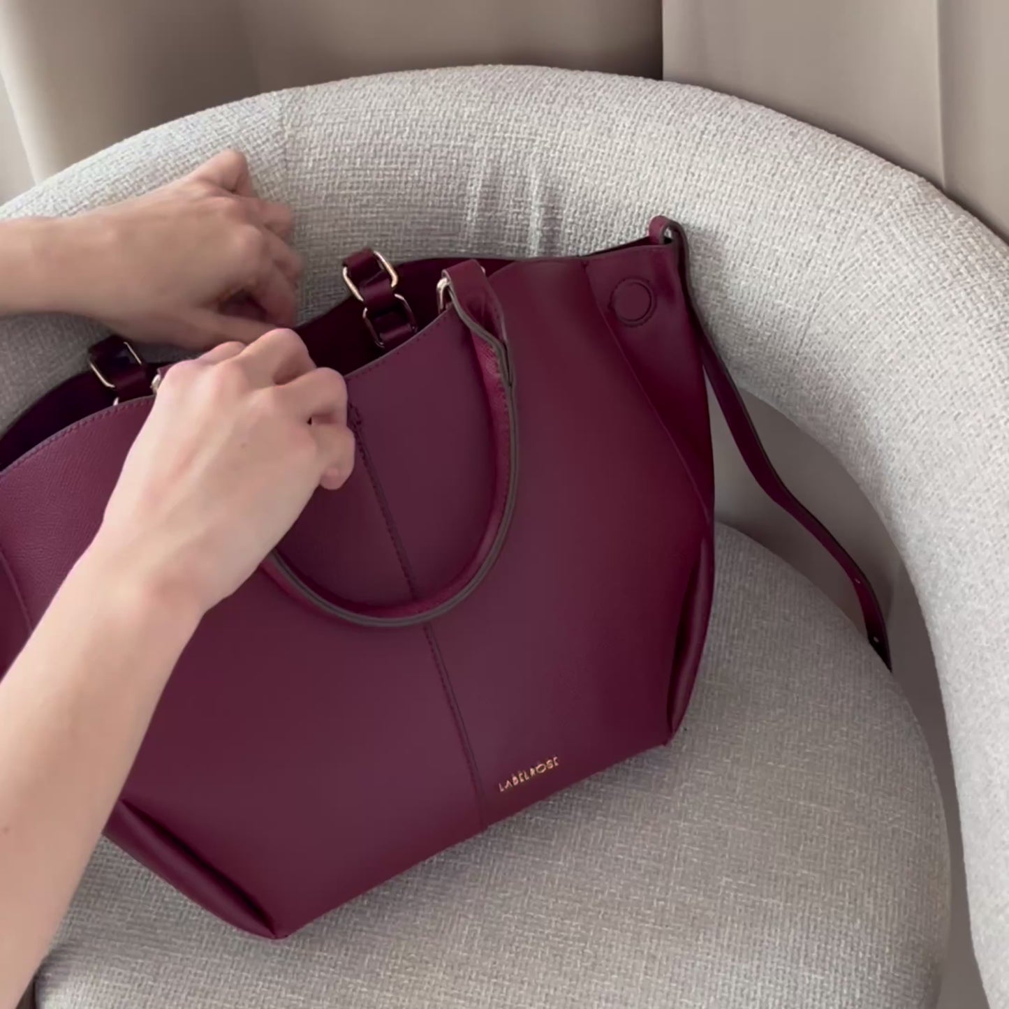 Carica e guarda video nella visualizzazione della galleria, Borsa a spalla SCARLETT SMALL - LILLA