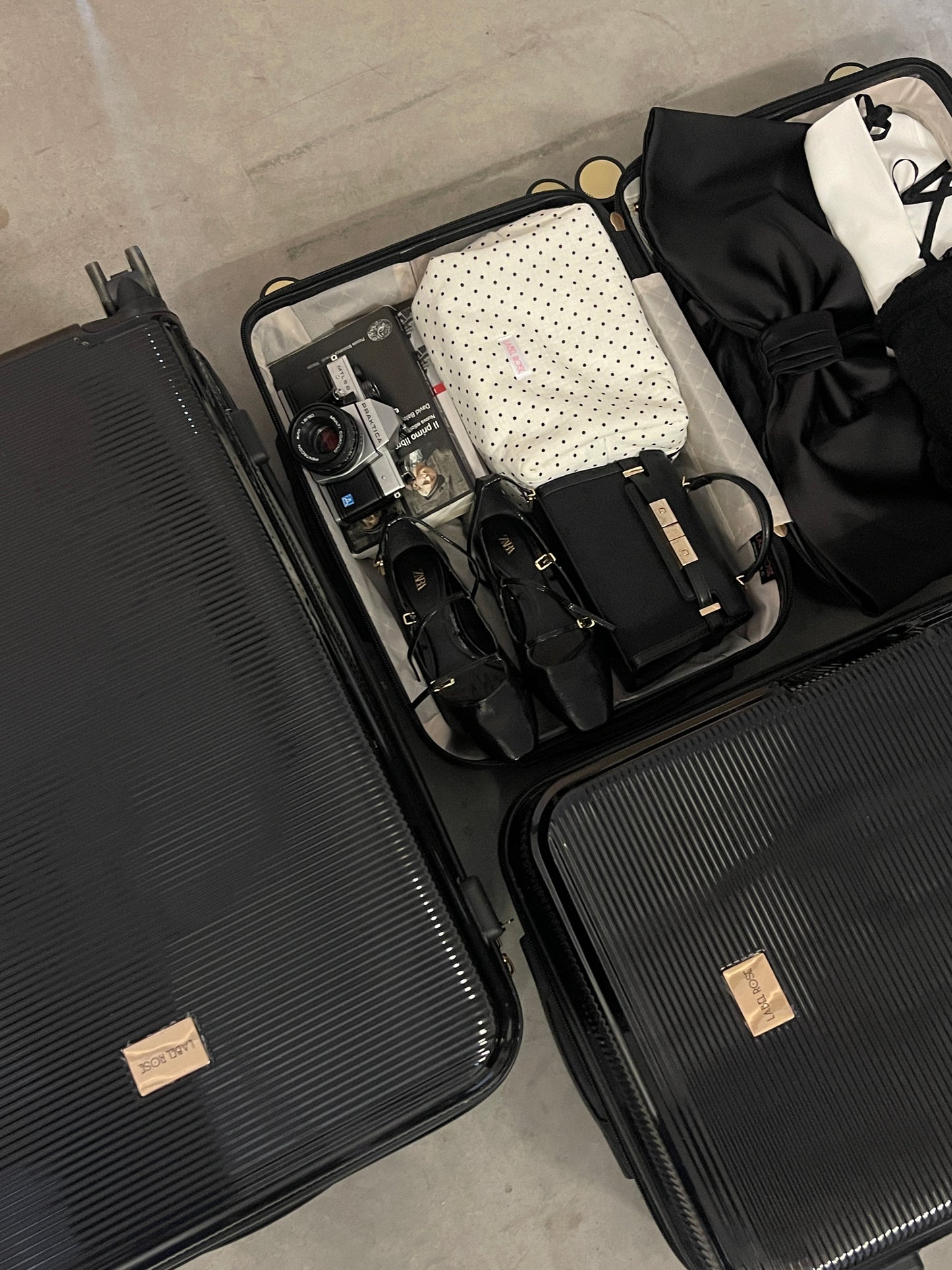 Shiny hold suitcase four wheels - BLACK