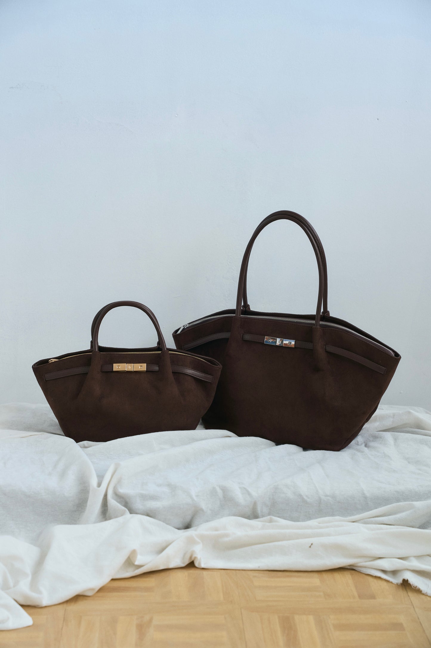 Bolso de mano BRIELLE SMALL EFECTO ANTE - MARRÓN OSCURO