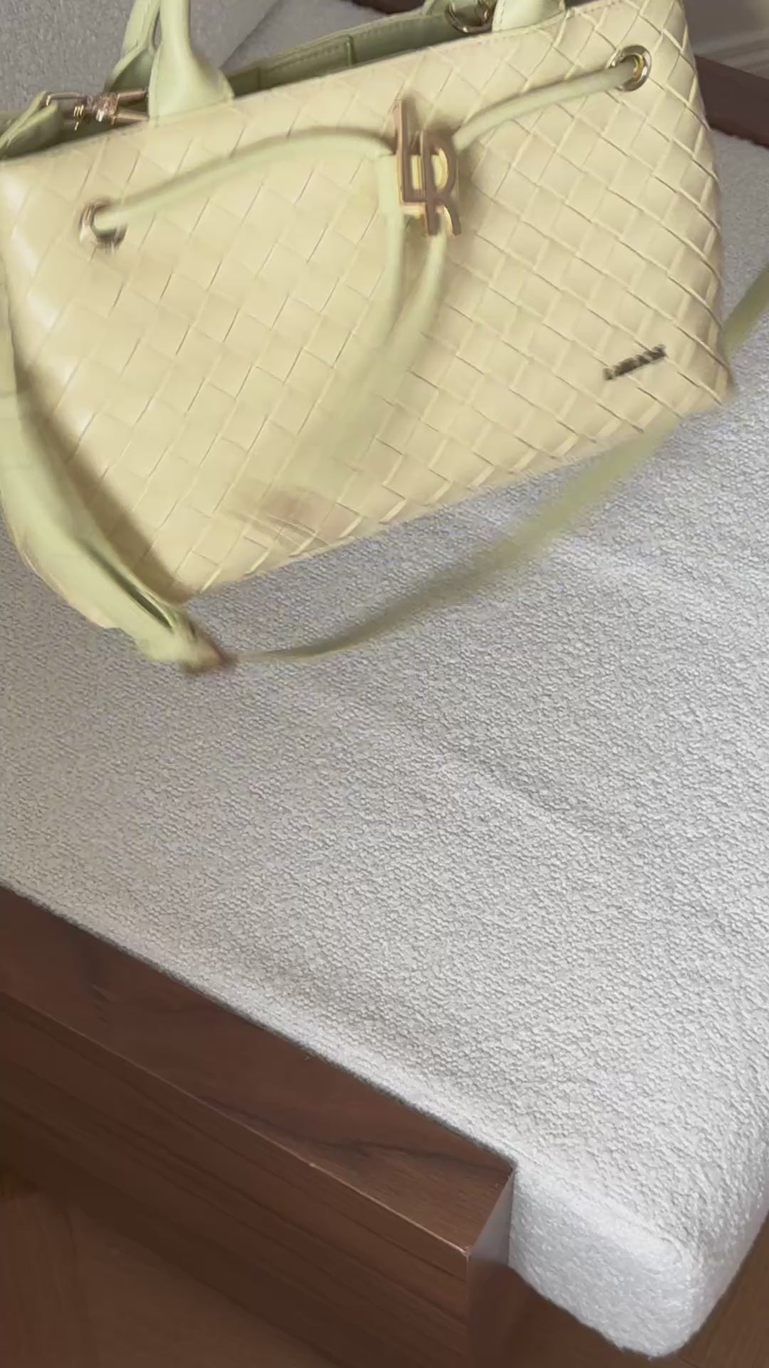 Carica e guarda video nella visualizzazione della galleria, Borsa a mano MEGAN PREVENDITA - BUTTER YELLOW
