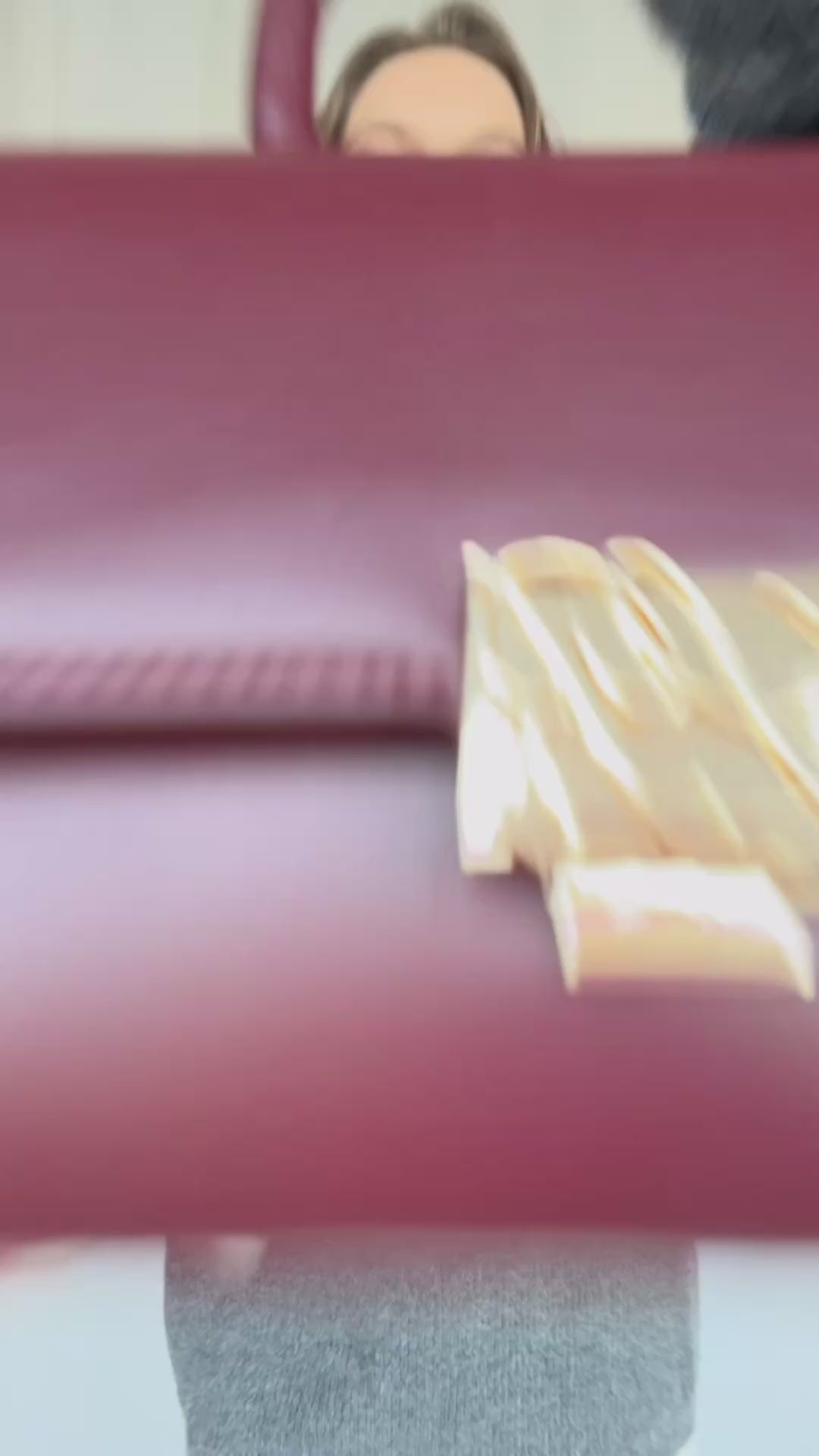 Carica e guarda video nella visualizzazione della galleria, Borsa a mano RENEÉ- BURGUNDY
