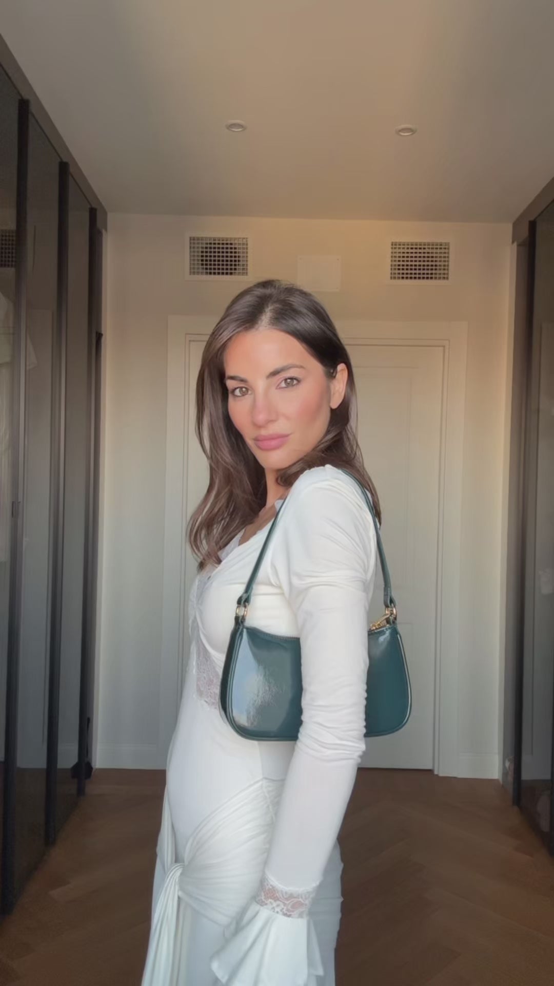 Carica e guarda video nella visualizzazione della galleria, Borsa a spalla EMMA VERNICE - TEAL
