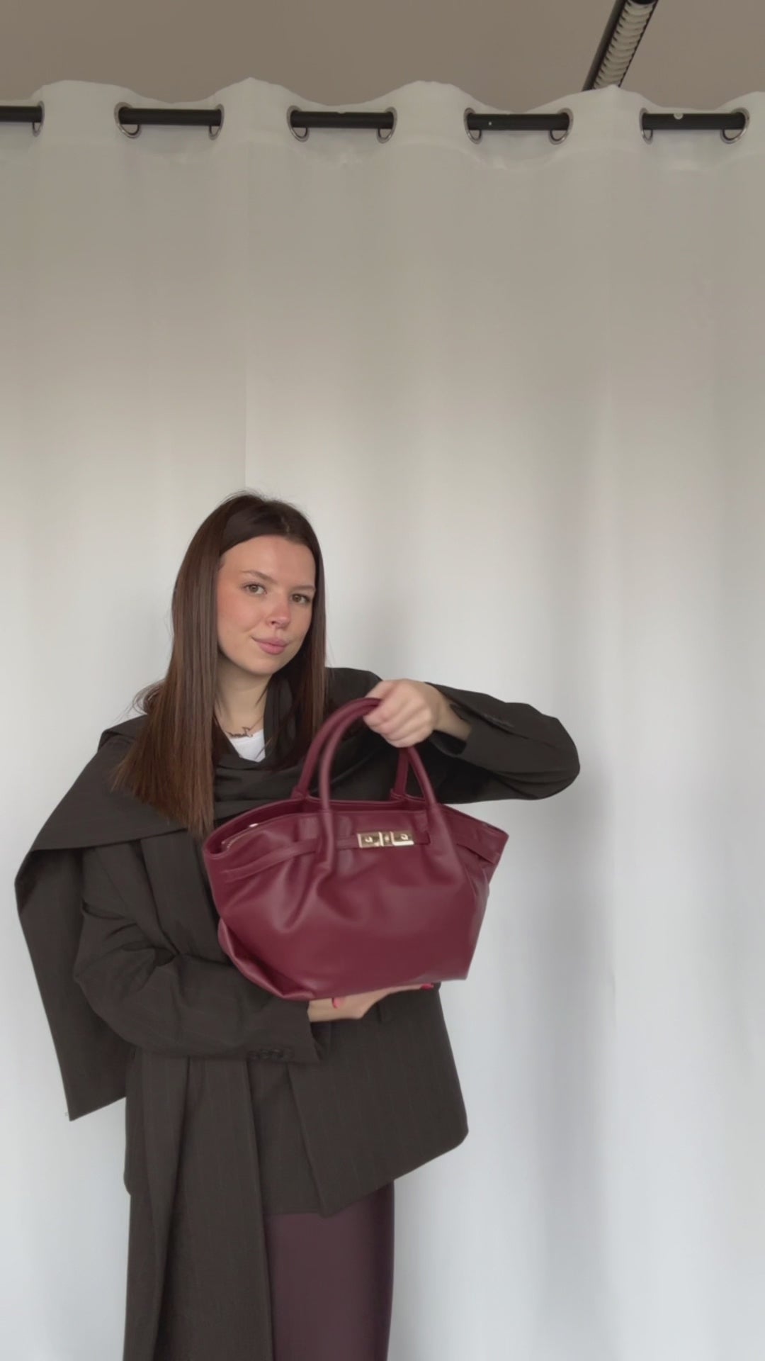 Carica e guarda video nella visualizzazione della galleria, Borsa a mano NEW BRIELLE SMALL - BURGUNDY
