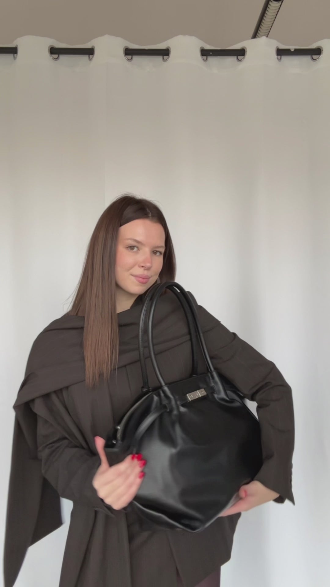 Carica e guarda video nella visualizzazione della galleria, Borsa a mano NEW BRIELLE BIG - BLACK
