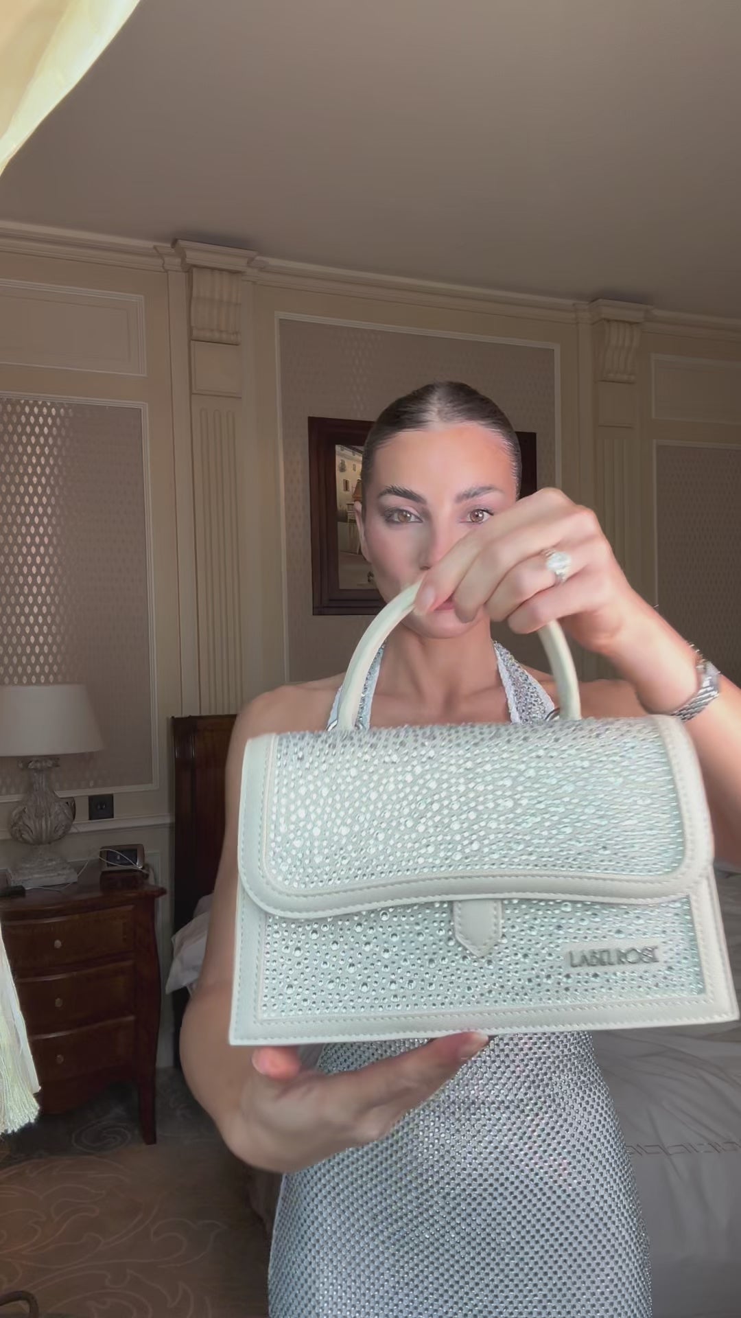 Carica e guarda video nella visualizzazione della galleria, Borsa a mano PAIGE STRASS - CREAM
