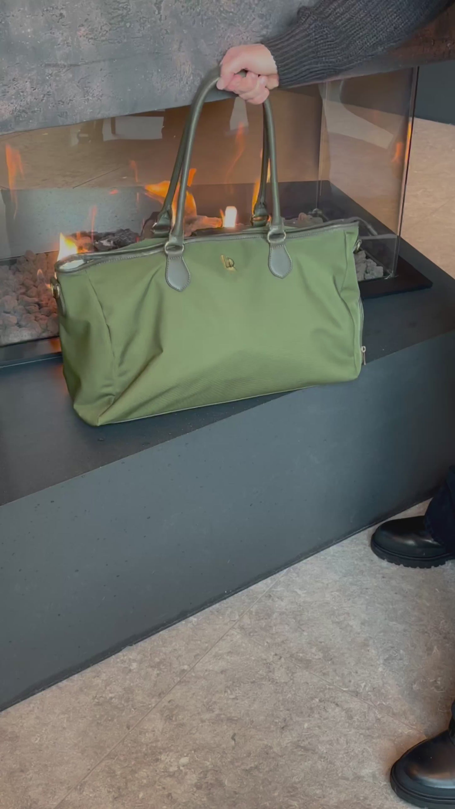 Carica e guarda video nella visualizzazione della galleria, Borsone a spalla VOYAGER - BLACK
