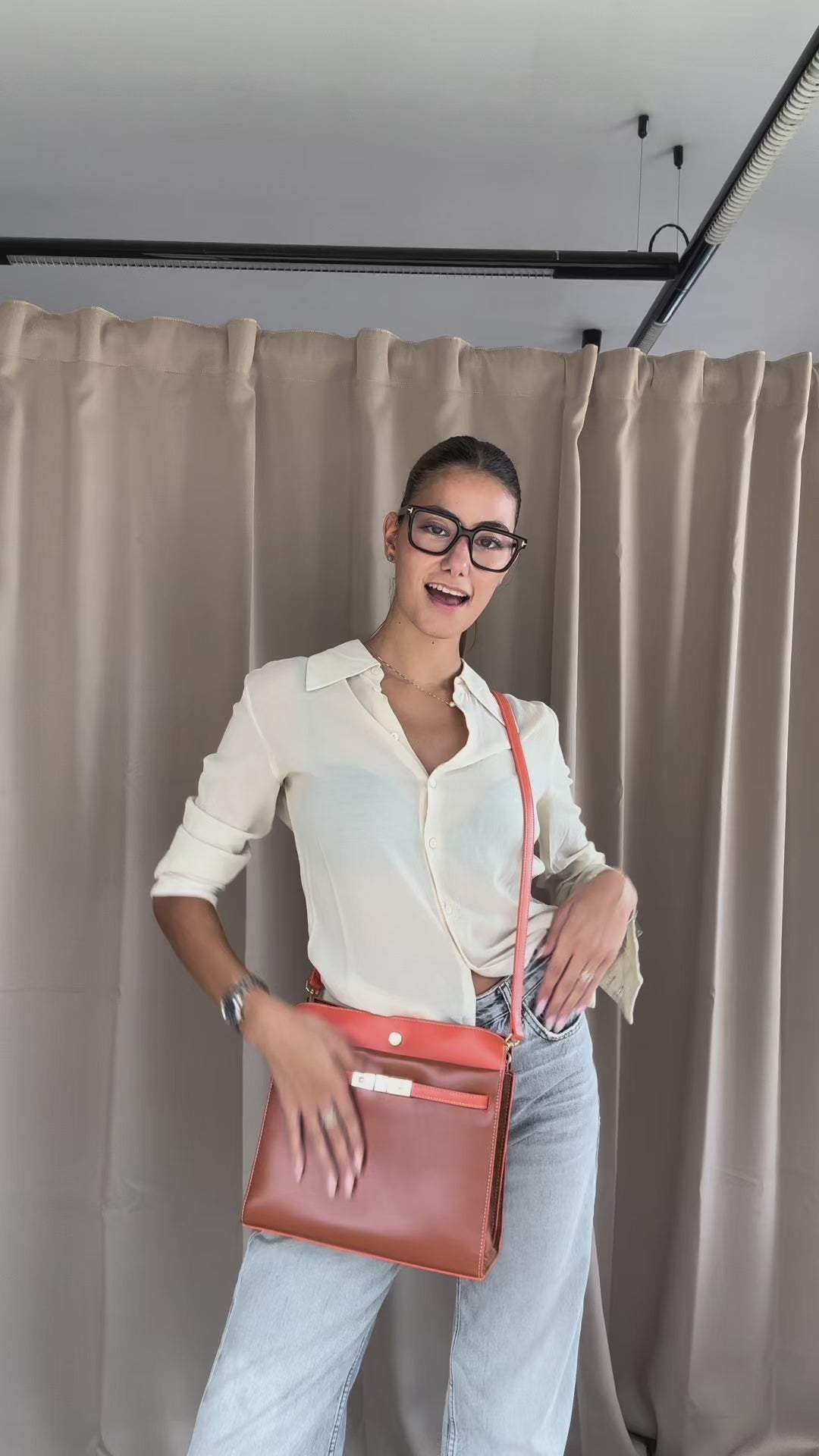 Load and play video in Gallery viewer, GRACE 5.0 Shoulder Bag - LIGHT BROWN
