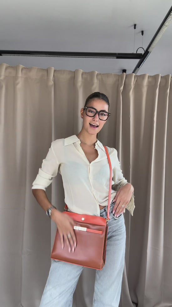Load and play video in Gallery viewer, GRACE 5.0 Shoulder Bag - LIGHT BROWN
