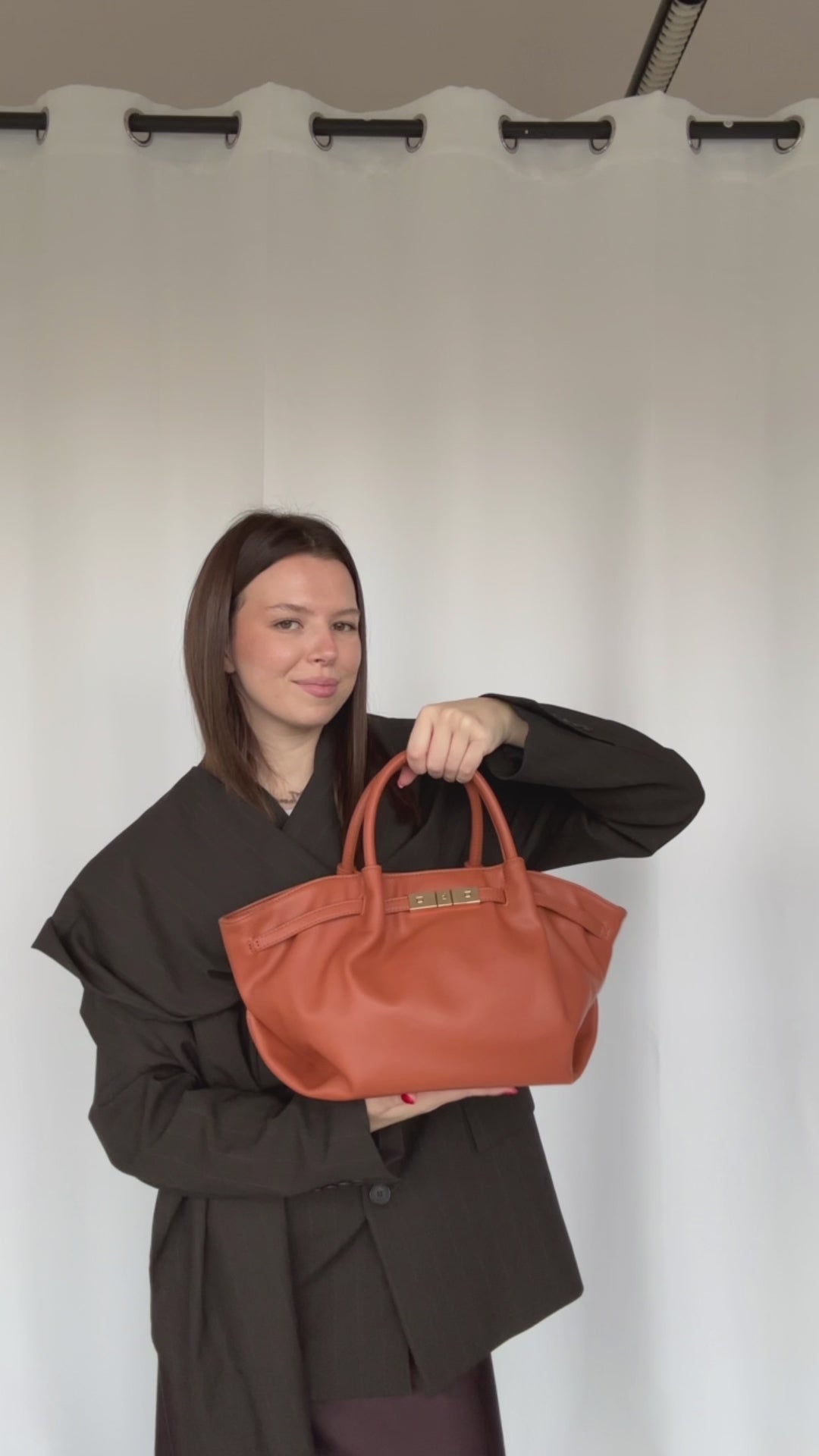 Carica e guarda video nella visualizzazione della galleria, Borsa a mano NEW BRIELLE SMALL - CARAMEL BROWN
