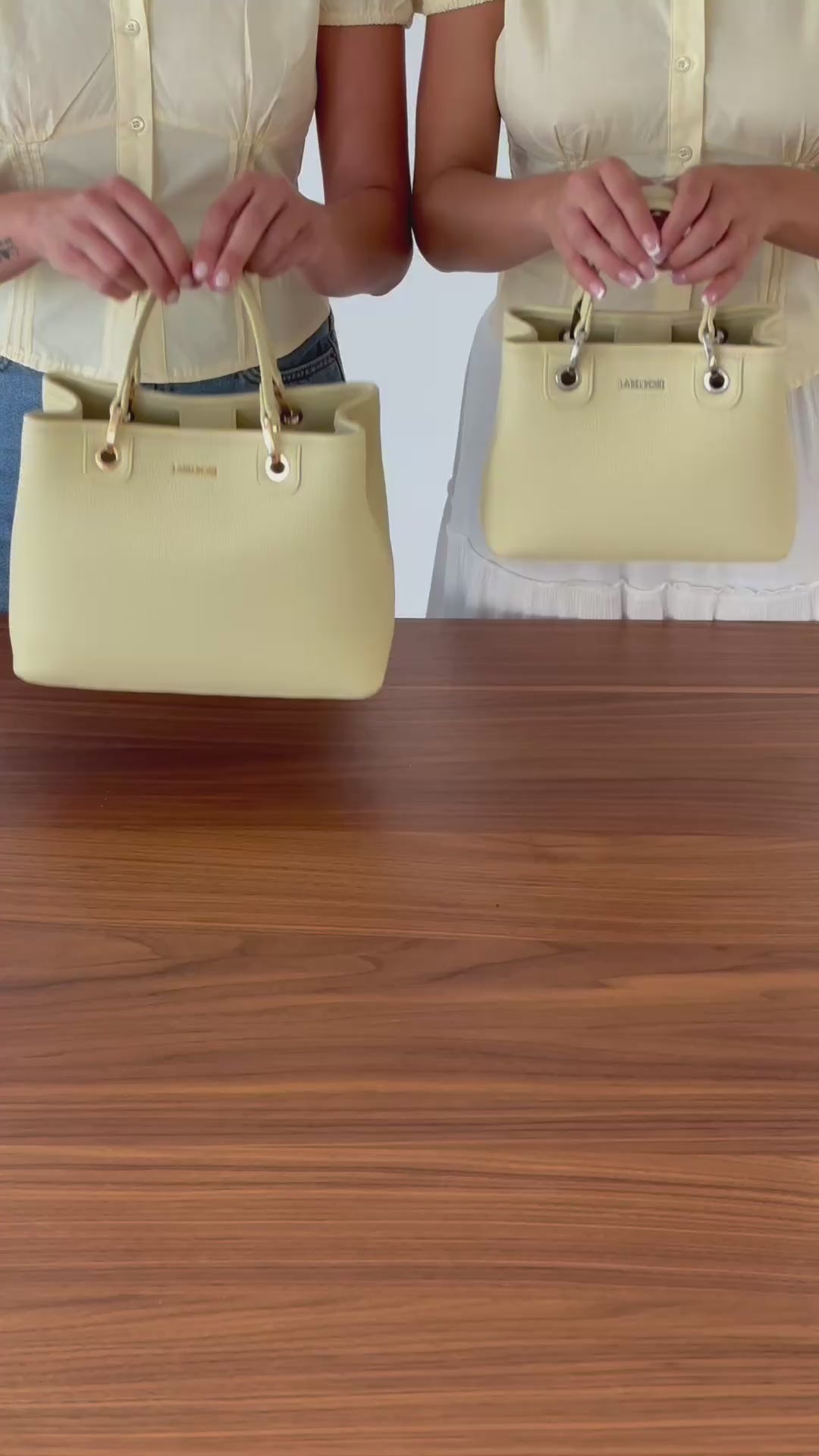 Carica e riproduci il video nel visualizzatore della galleria, Borsa a mano MARGOT SMALL SUMMER - RED
