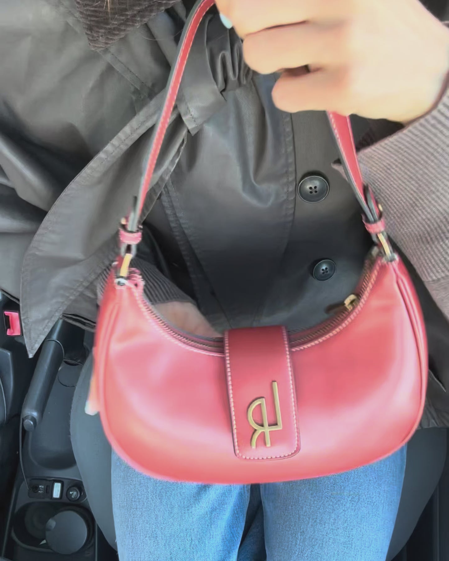 Carica e guarda video nella visualizzazione della galleria, Borsa a spalla BEA - BLACK
