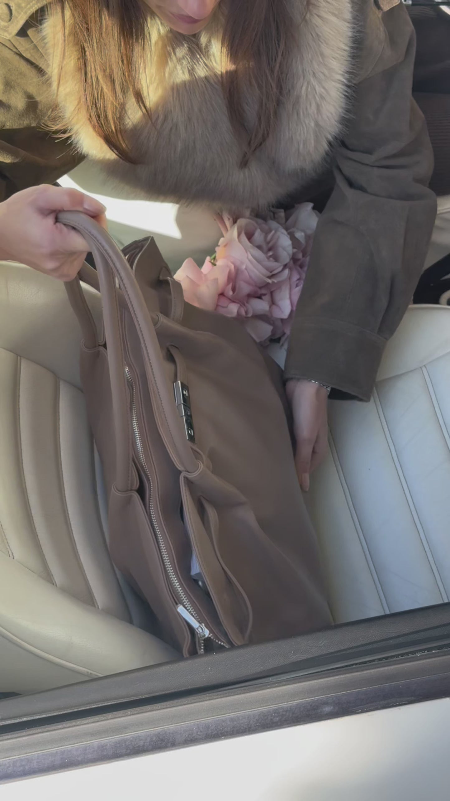 Carica e guarda video nella visualizzazione della galleria, Borsa a mano NEW BRIELLE BIG - BLACK
