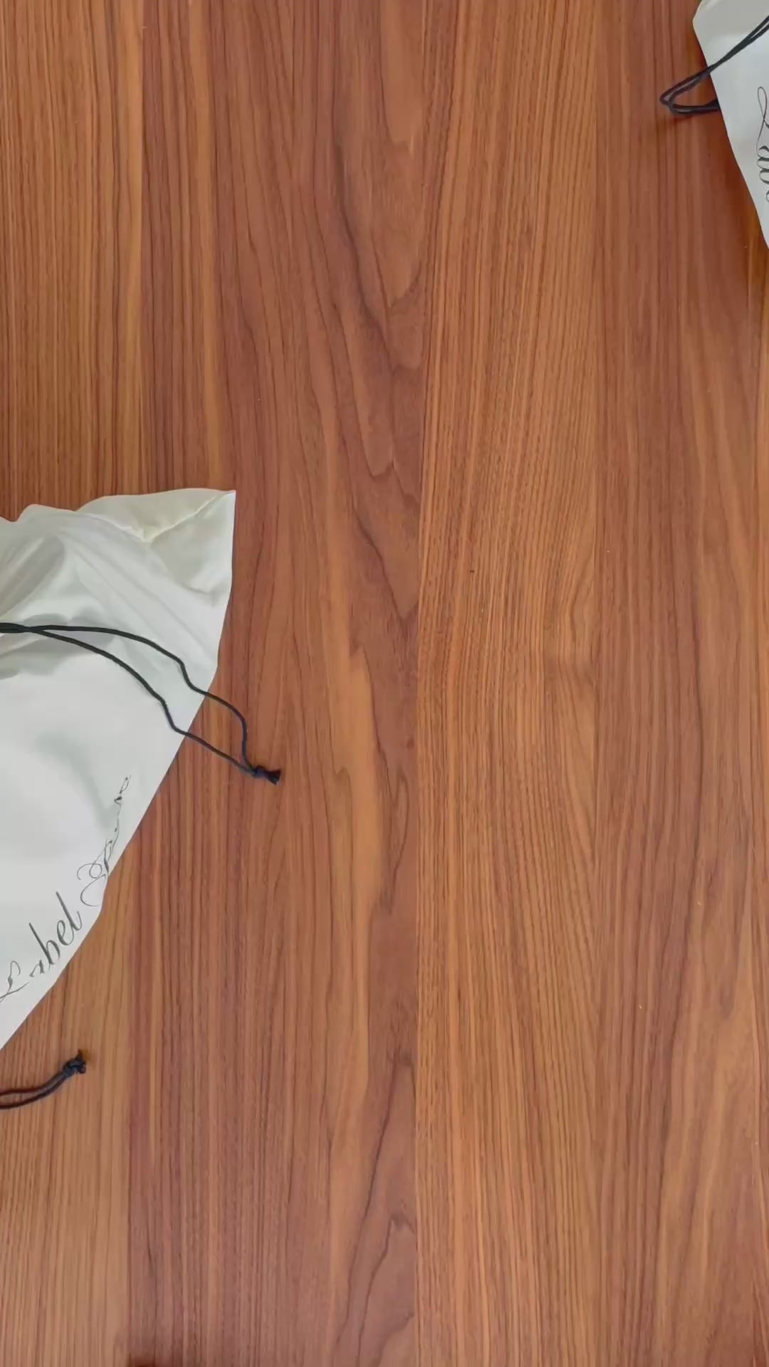 Carica e riproduci il video nel visualizzatore della galleria, Borsa a spalla IVORY - BERRY MULE
