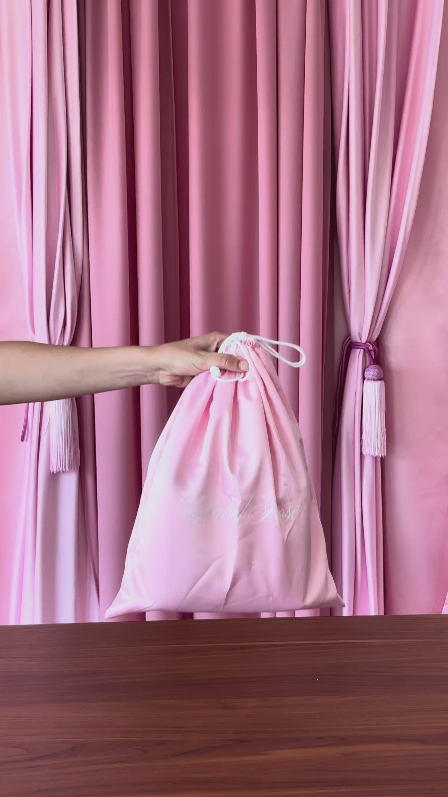 Carica e riproduci il video nel visualizzatore della galleria, Borsa a mano MARGOT SMALL 30.05 LE - COCOA PINK - PREVENDITA
