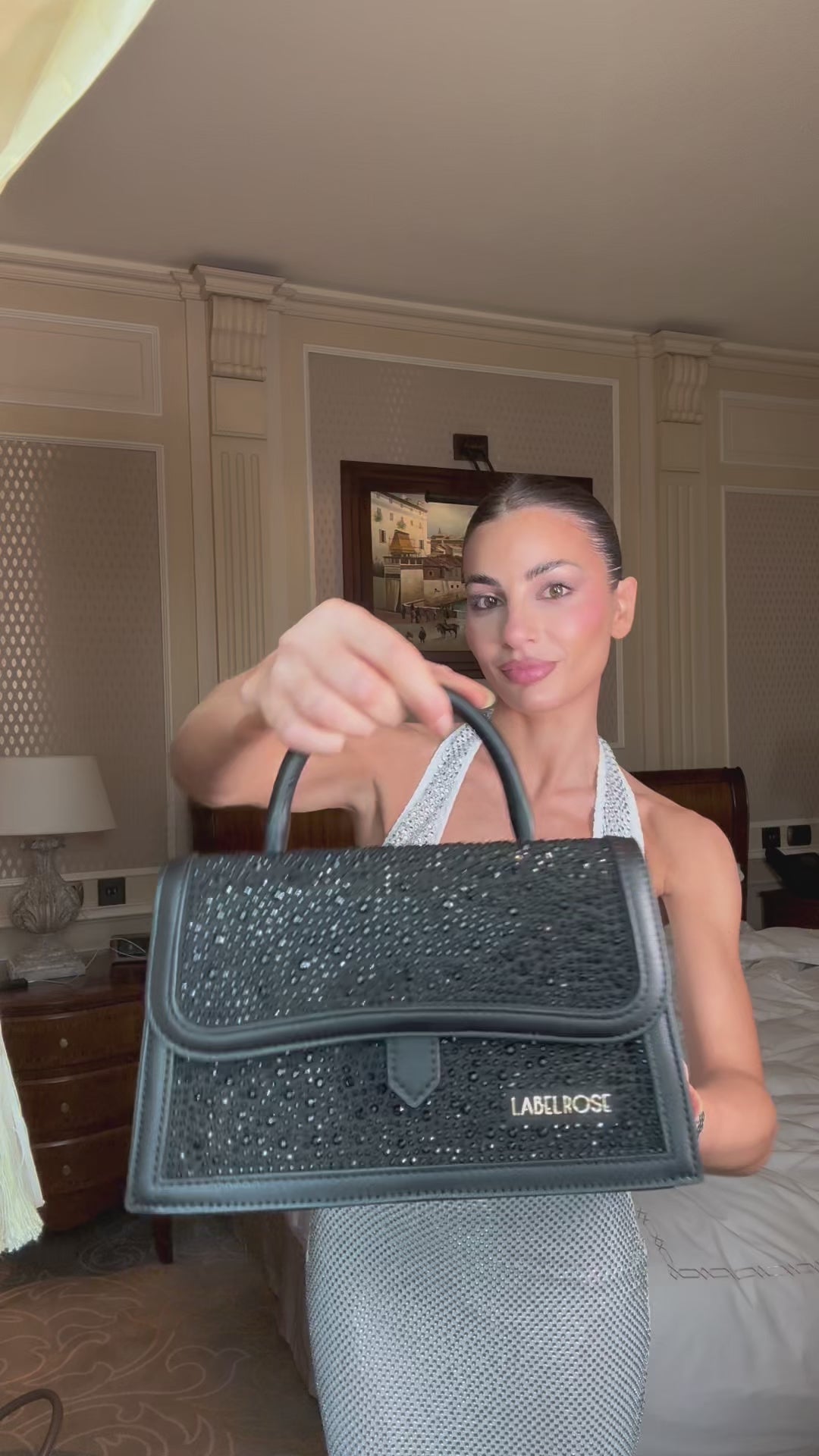 Carica e guarda video nella visualizzazione della galleria, Borsa a mano PAIGE STRASS - BLACK GOLD
