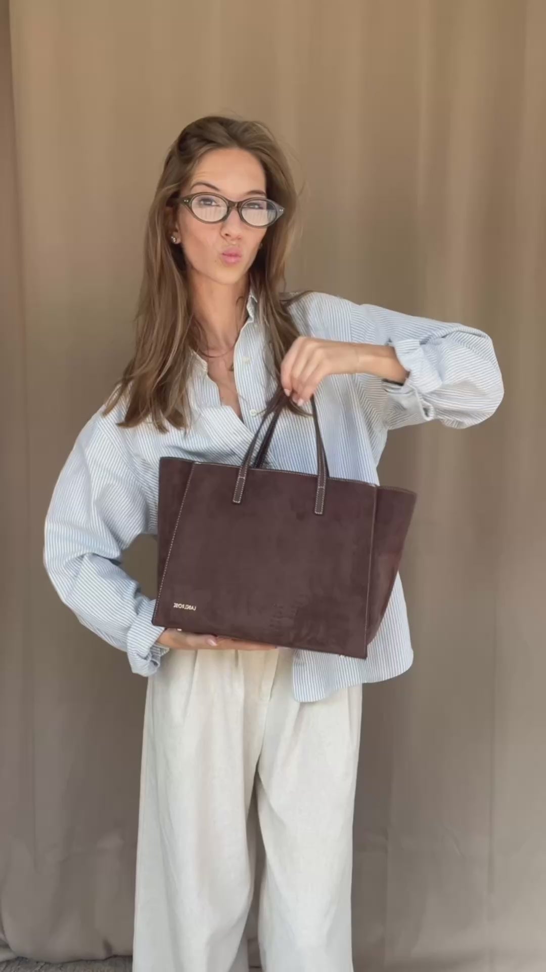 Carica e riproduci il video nel visualizzatore della galleria, Borsa a mano MELISSA SIMILSUEDE - CHOCOLATE
