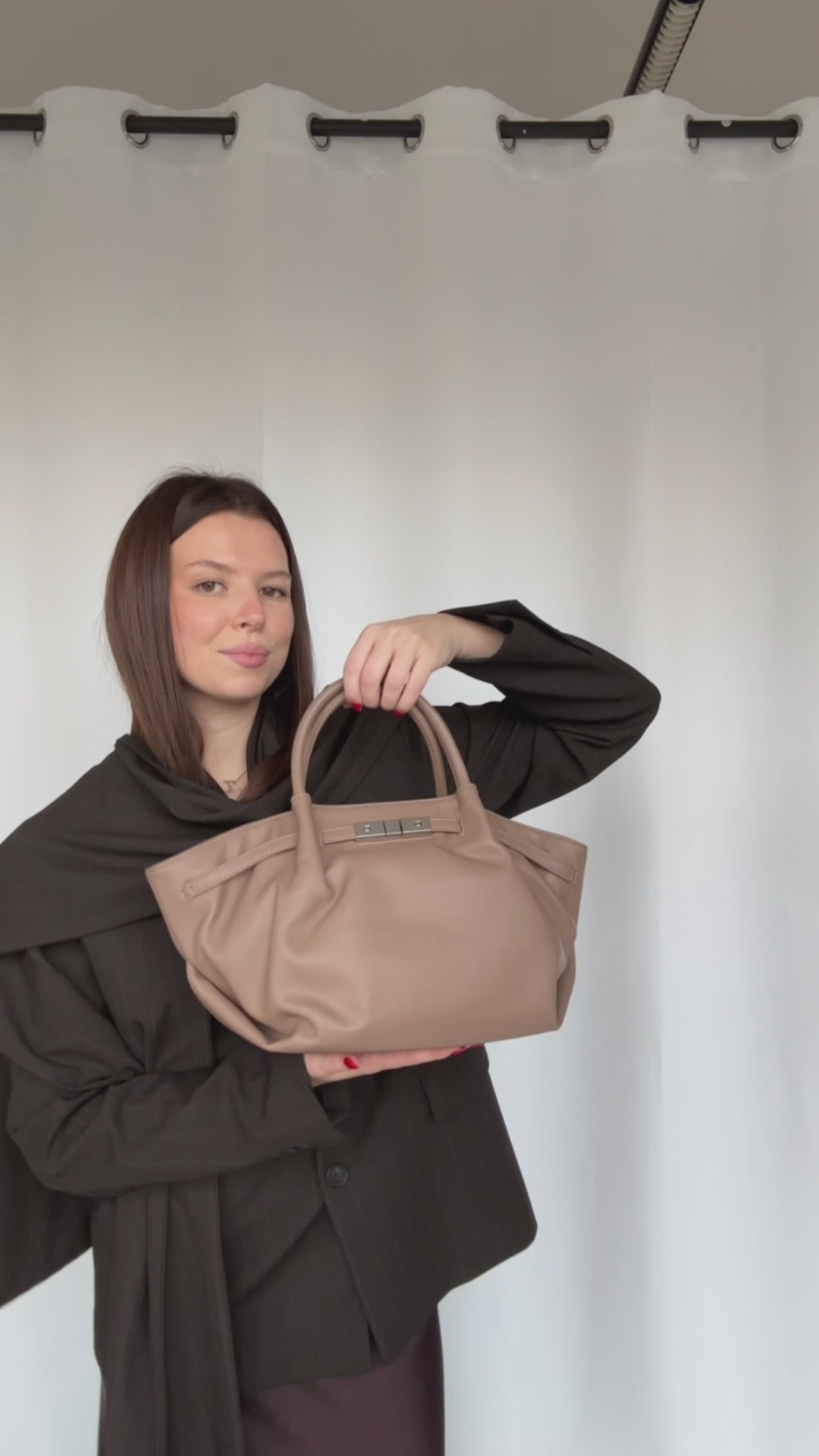 Carica e guarda video nella visualizzazione della galleria, Borsa a mano NEW BRIELLE SMALL - TAUPE
