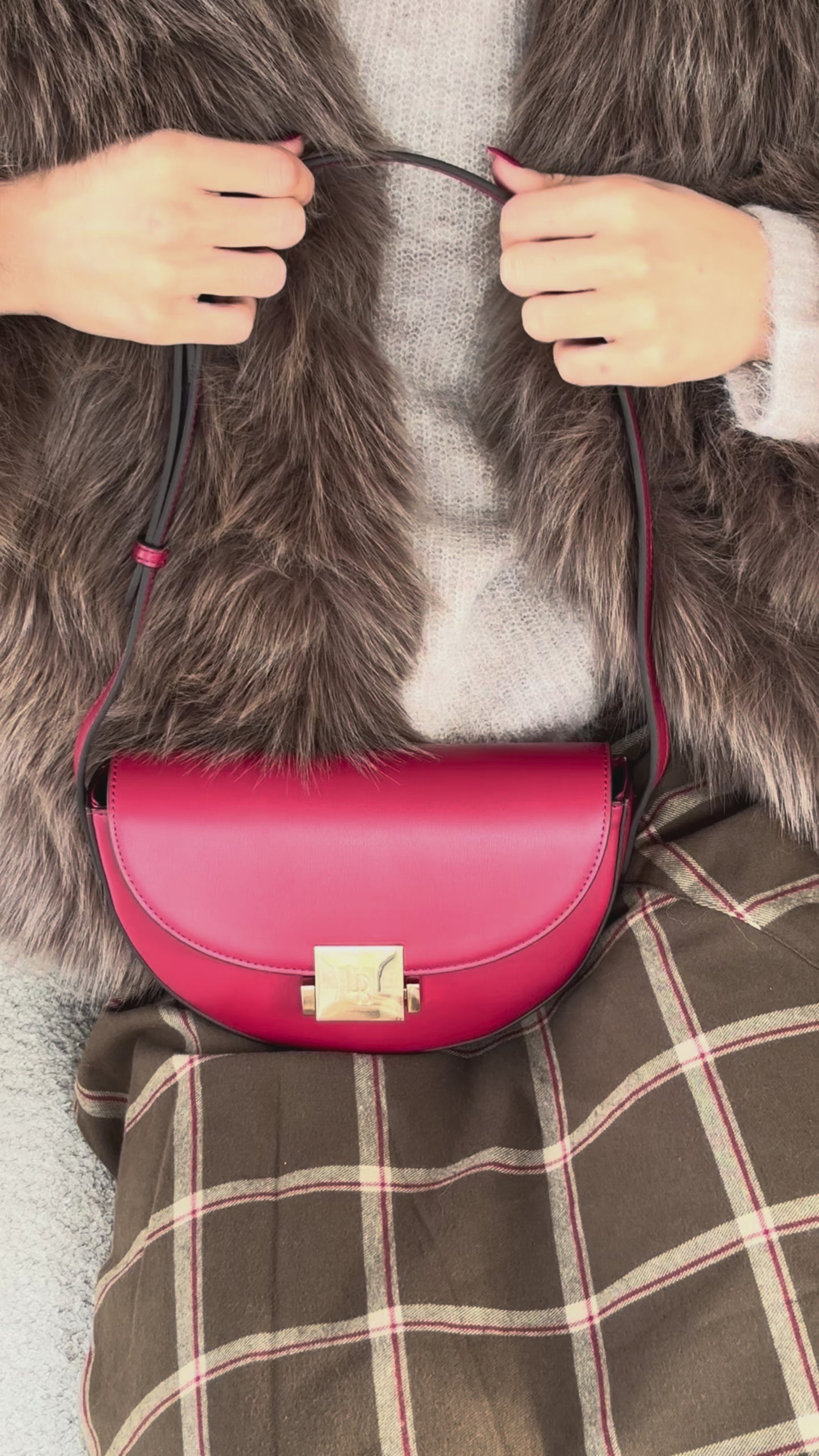 Load and play video in Gallery viewer, HELEN Shoulder Bag - BLACK GOLD
