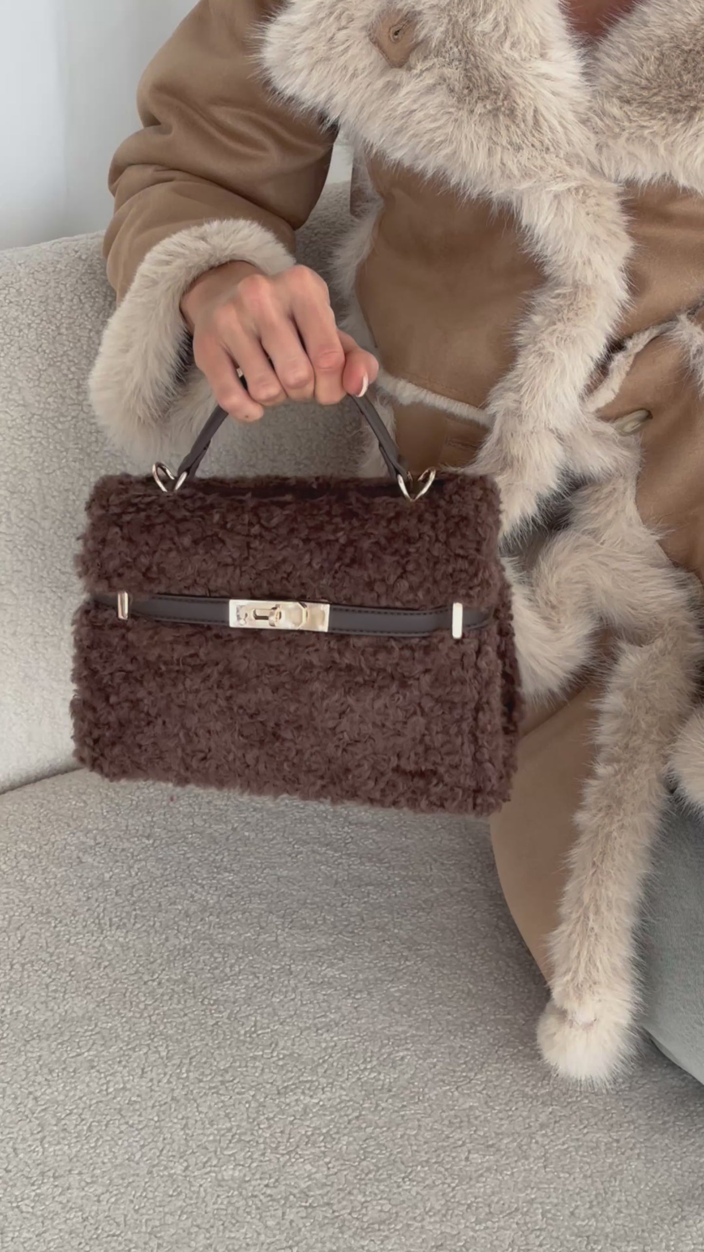 Carica e guarda video nella visualizzazione della galleria, Borsa a mano GRACE TEDDY- CARAMEL
