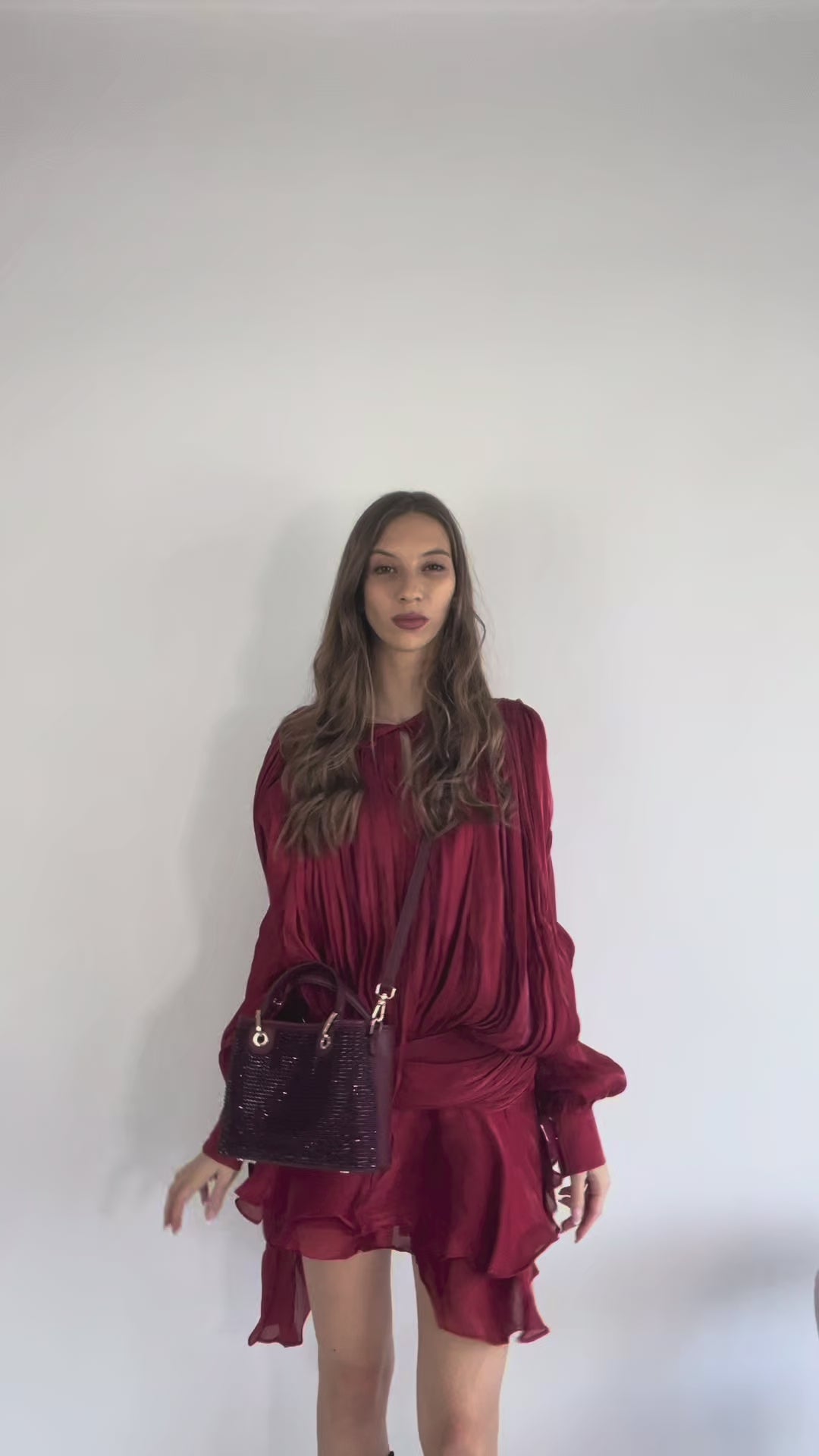 Carica e guarda video nella visualizzazione della galleria, Borsa a mano MARGOT SMALL STRASS IN LOVE - GOLD - PREVENDITA
