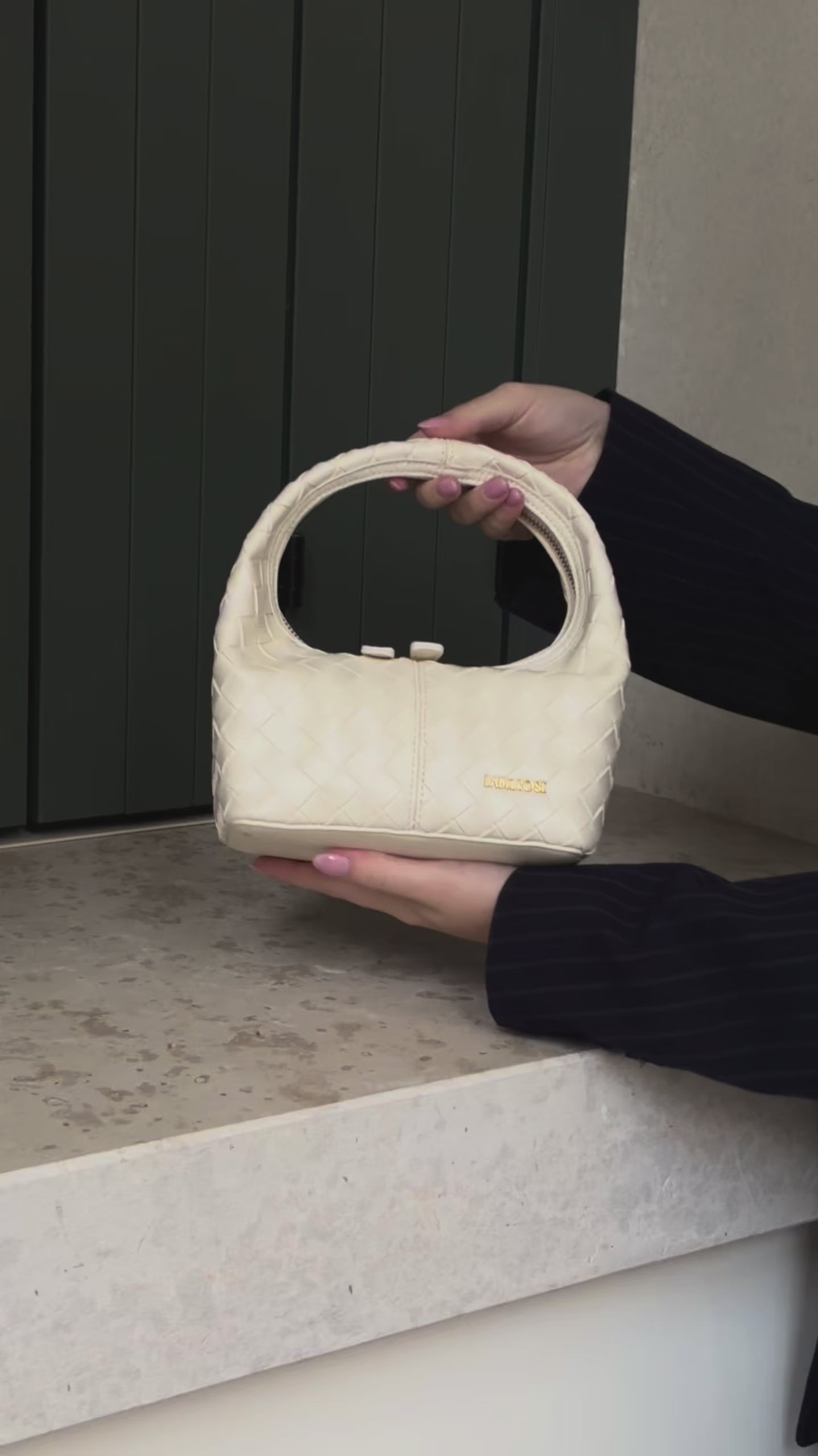 Carica e guarda video nella visualizzazione della galleria, Borsa a mano WEAVE ICON - MILK
