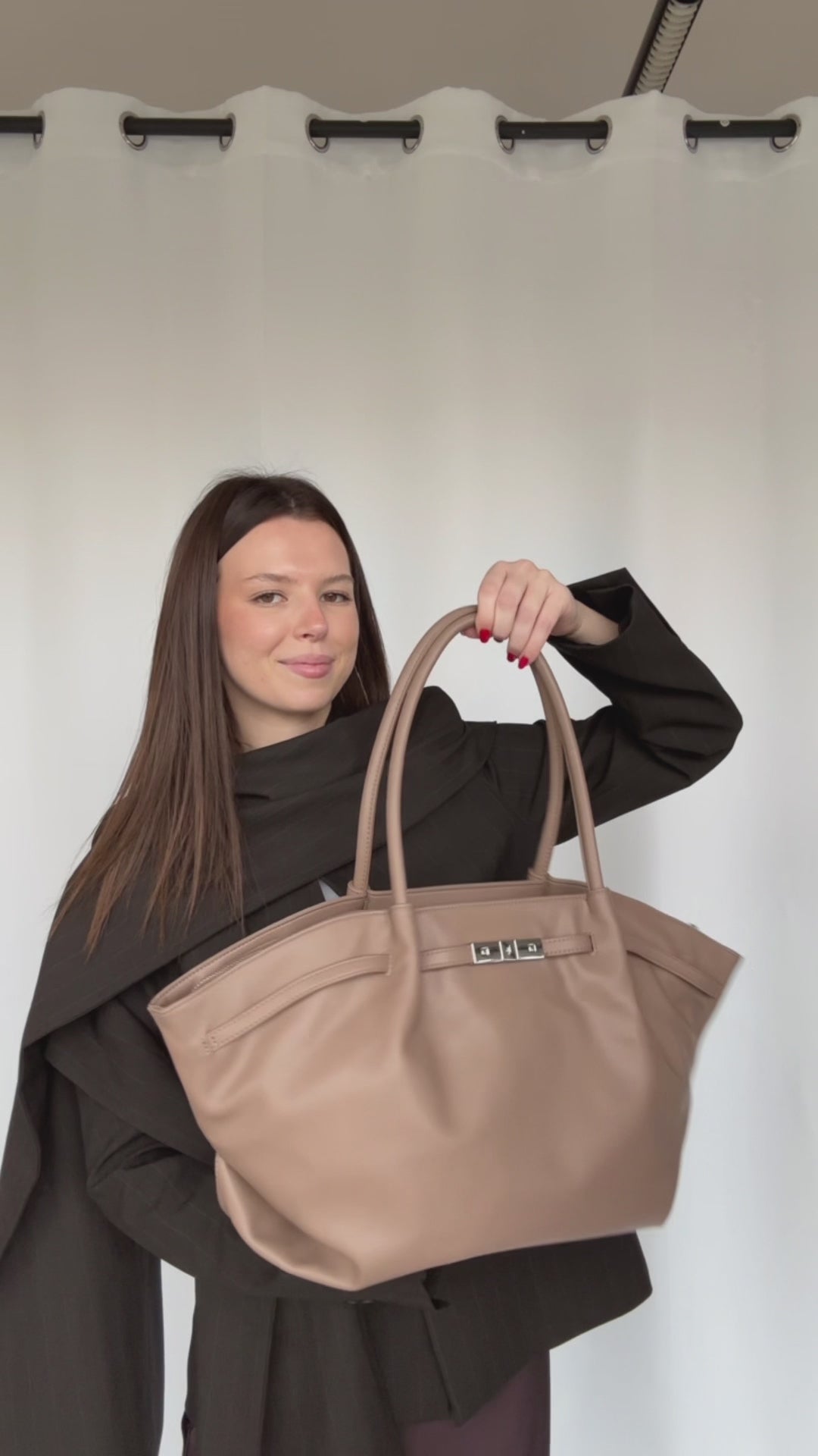 Carica e guarda video nella visualizzazione della galleria, Borsa a spalla NEW BRIELLE BIG - TAUPE
