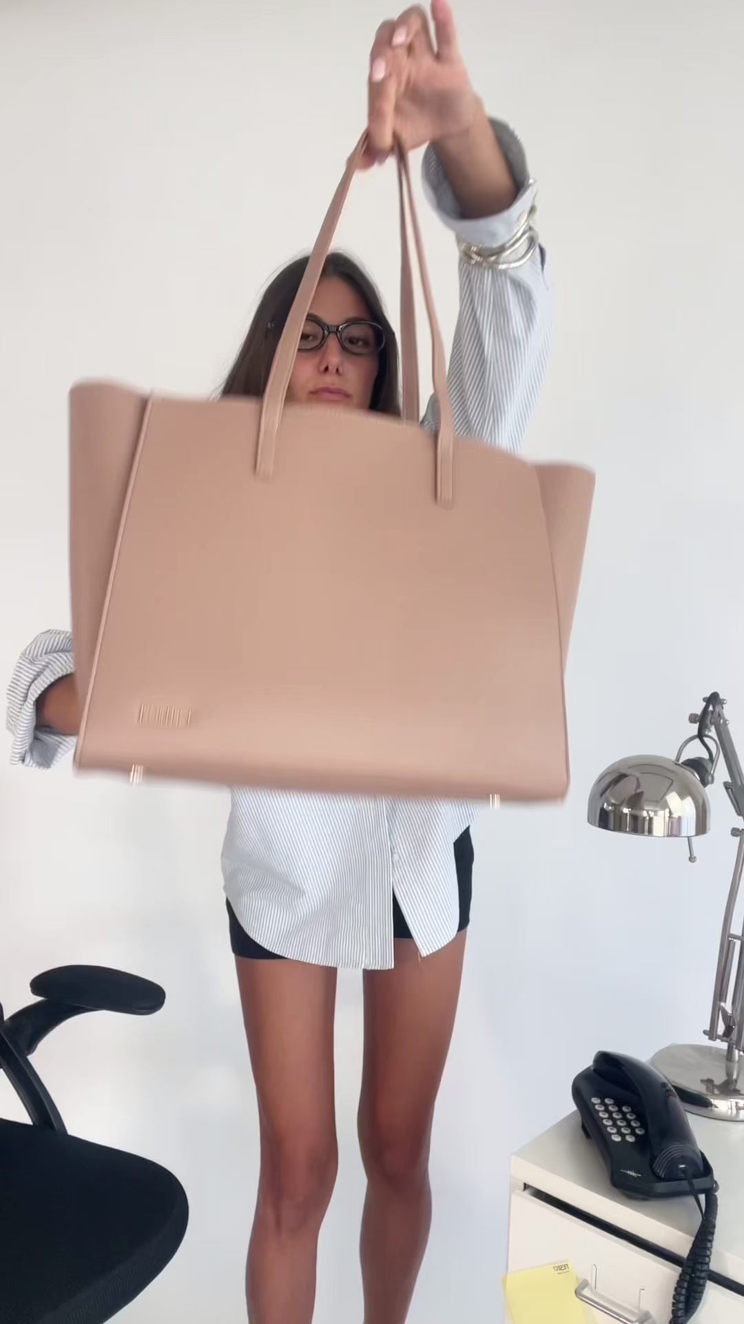 Carica e guarda video nella visualizzazione della galleria, Borsa a spalla MELISSA BIG -BEIGE
