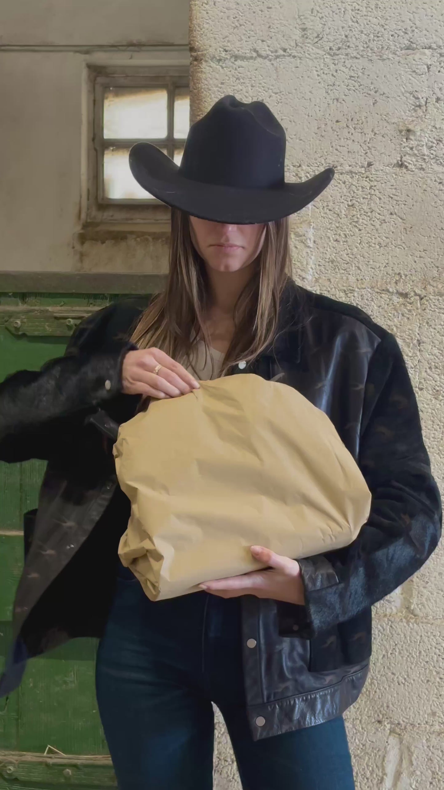 Carica e guarda video nella visualizzazione della galleria, Borsa a mano GRACE SUEDE BIG - TAUPE
