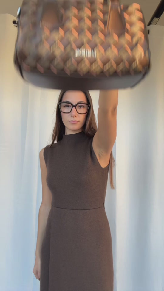 Carica e guarda video nella visualizzazione della galleria, Borsa a mano TWIST- BROWN
