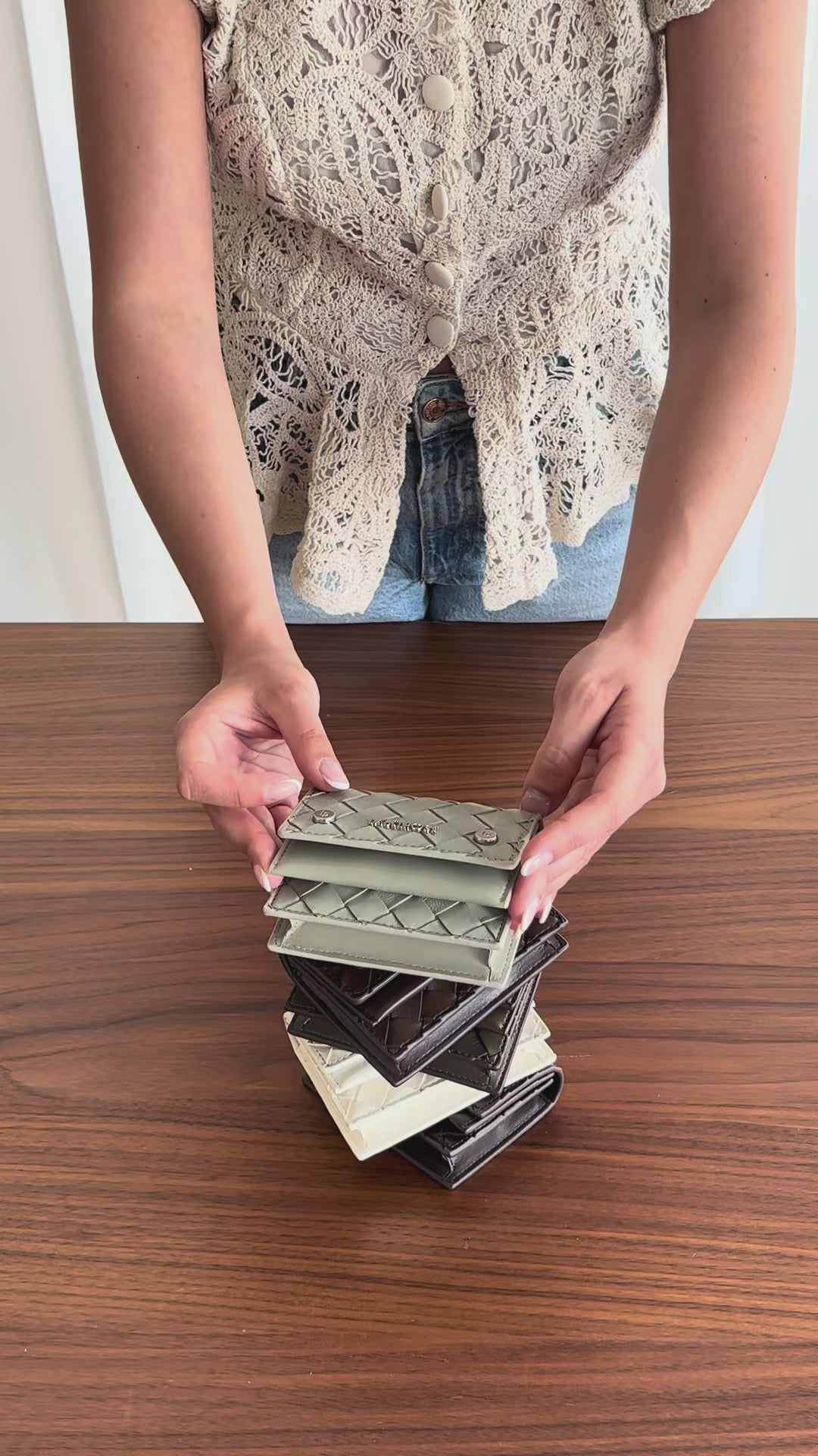 Carica e guarda video nella visualizzazione della galleria, Portafoglio MEGAN WALLET - CREAM LATTE
