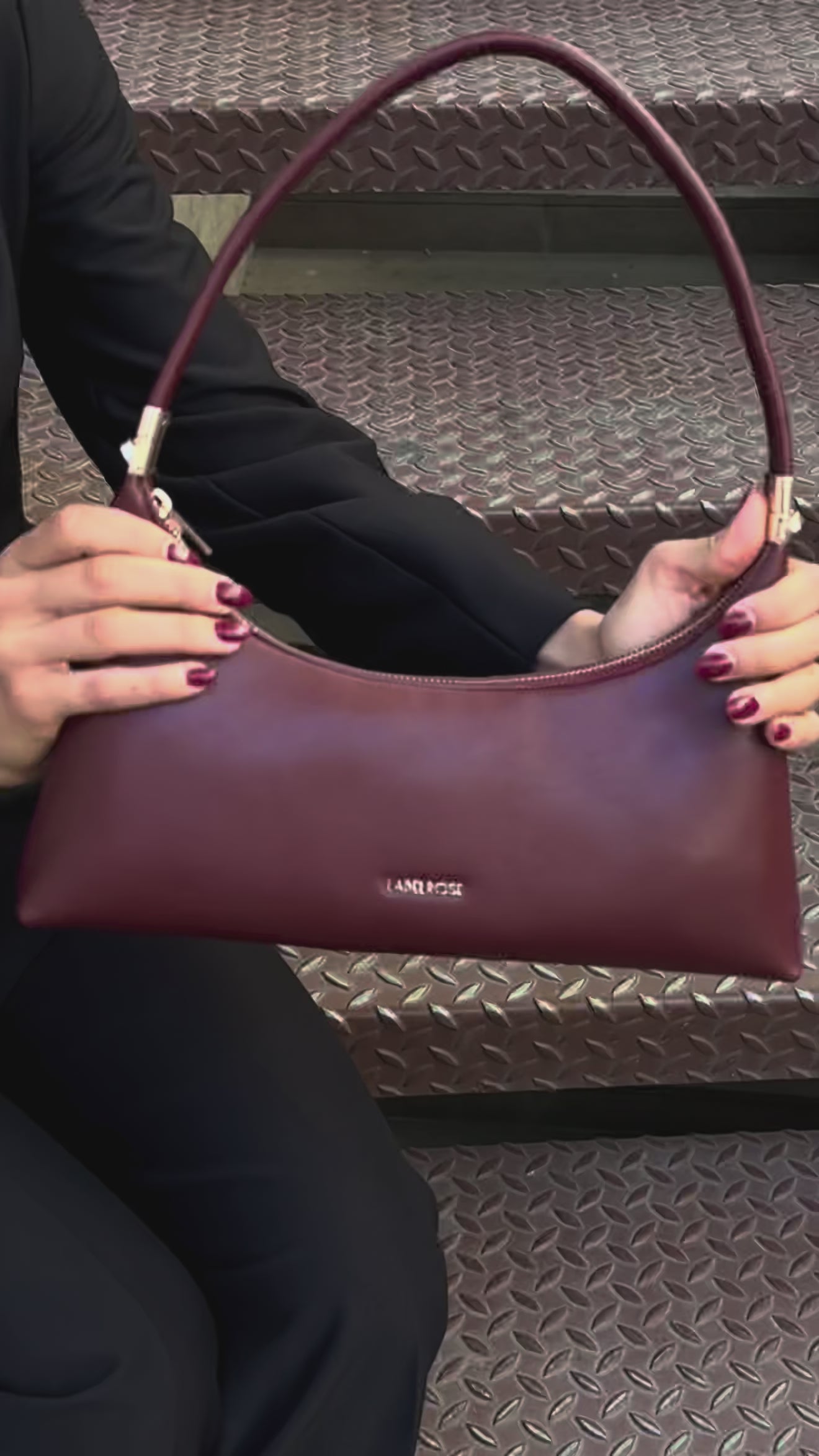 Carica e guarda video nella visualizzazione della galleria, Borsa a spalla MAIA - BLACK
