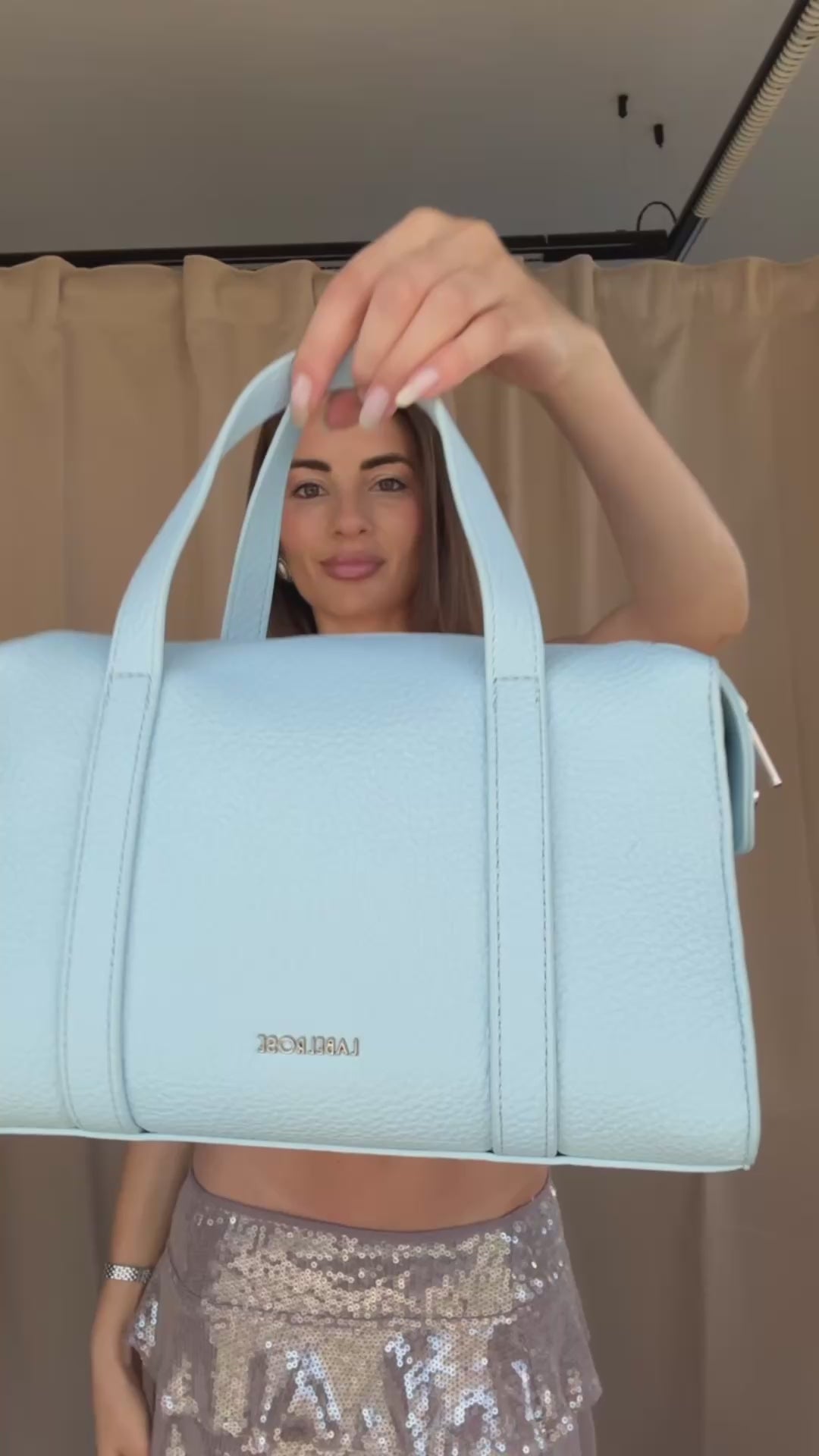 Carica e guarda video nella visualizzazione della galleria, Borsa bauletto ELLEN - BABY BLUE

