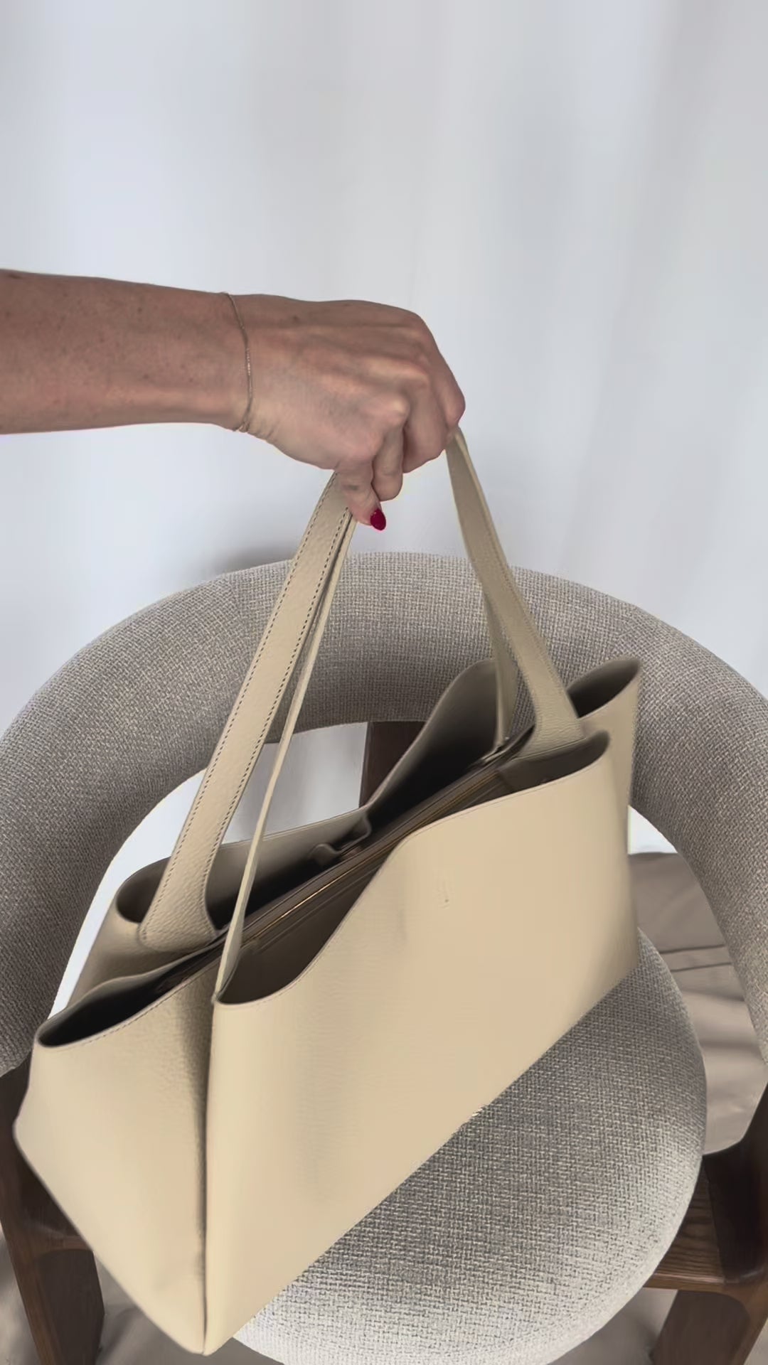 Carica e guarda video nella visualizzazione della galleria, Borsa a spalla IVORY - BLACK GOLD MANHATAN
