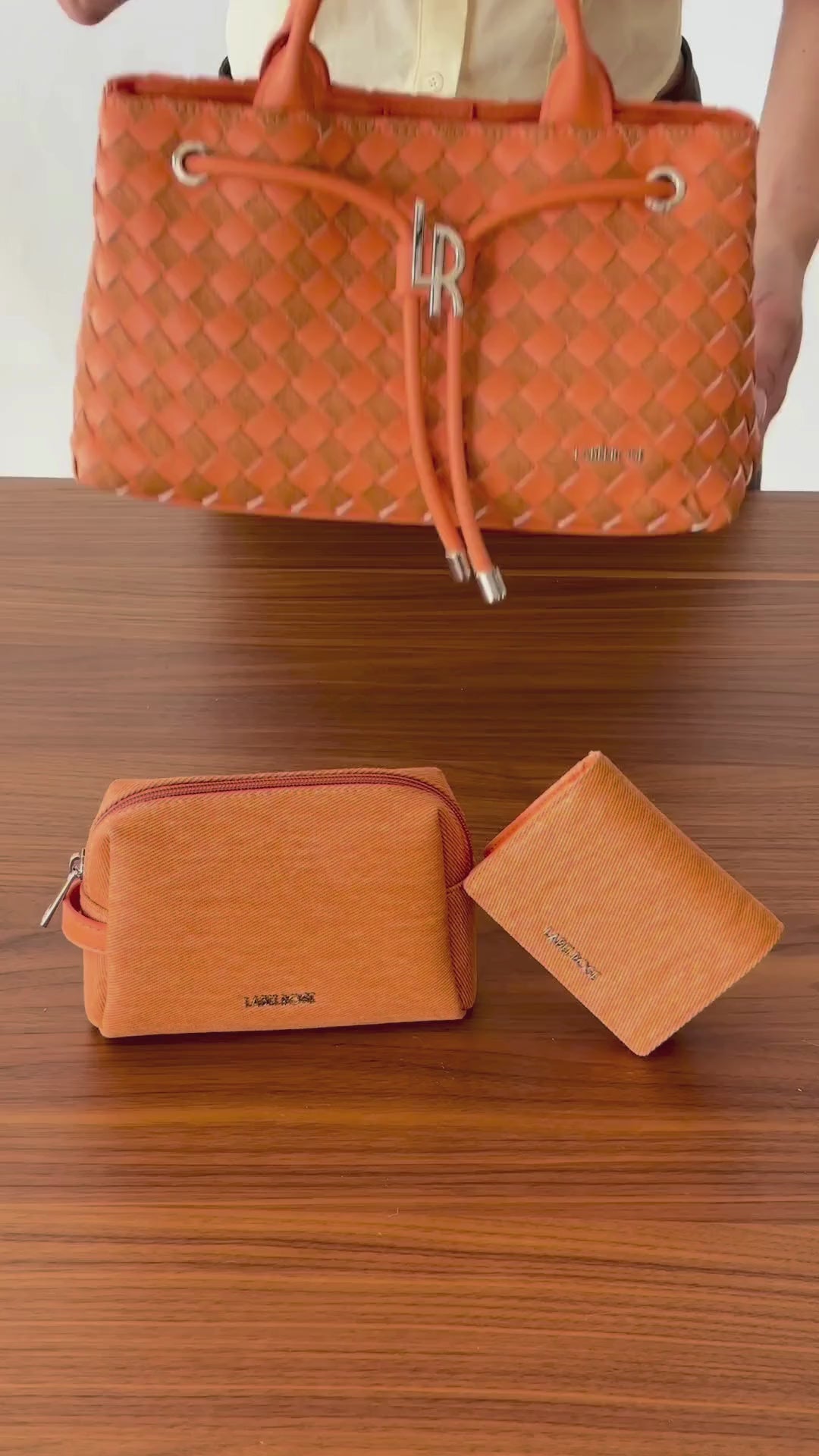 Carica e riproduci il video nel visualizzatore della galleria, Borsa a mano MEGAN DENIM - STRAWBERRY PINK
