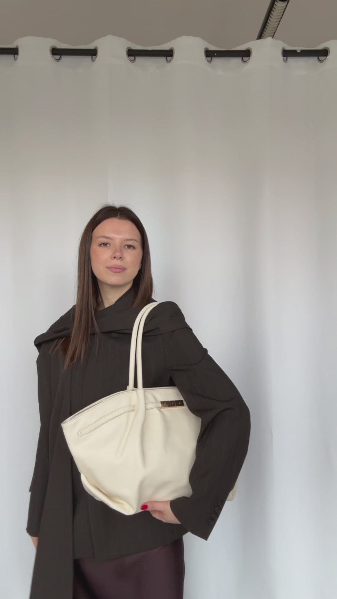 Carica e guarda video nella visualizzazione della galleria, Borsa a spalla NEW BRIELLE BIG - MILK
