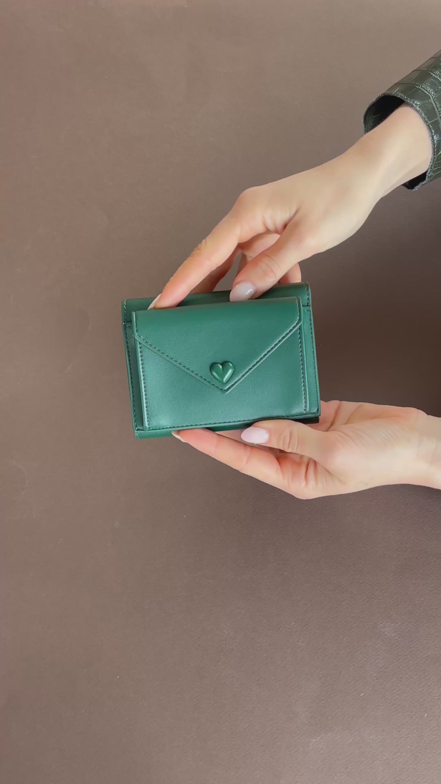 Carica e guarda video nella visualizzazione della galleria, Portafoglio MELROSE  WALLET - PINEWOOD
