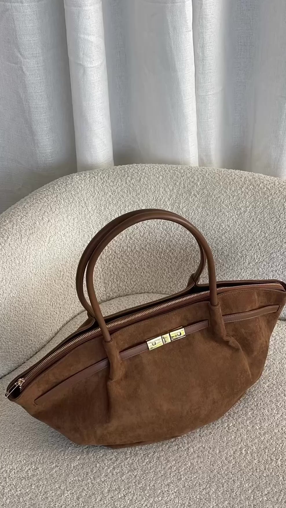 Carica e riproduci il video nel visualizzatore della galleria, Borsa a spalla BRIELLE BIG SIMILSUEDE - BLACK SILVER
