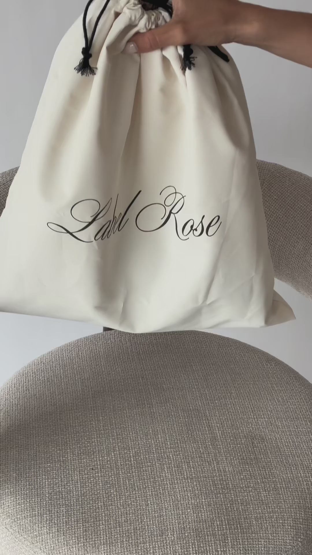 Carica e guarda video nella visualizzazione della galleria, Borsa a spalla LONGUETTE- DEEP COFFEE PREVENDITA
