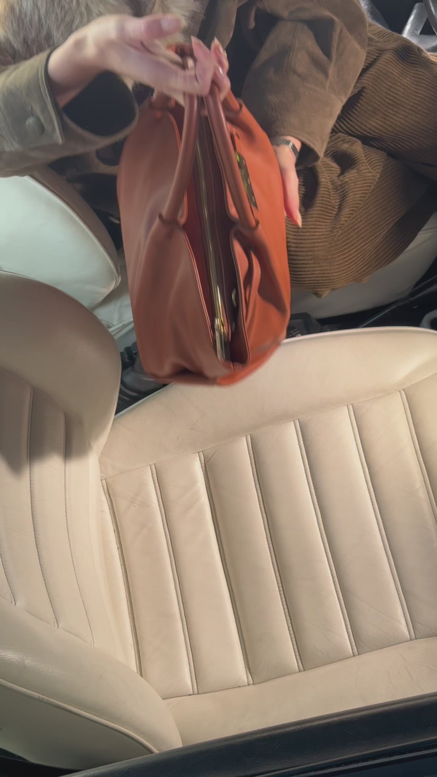 Carica e guarda video nella visualizzazione della galleria, Borsa a mano NEW BRIELLE SMALL - BLACK GOLD
