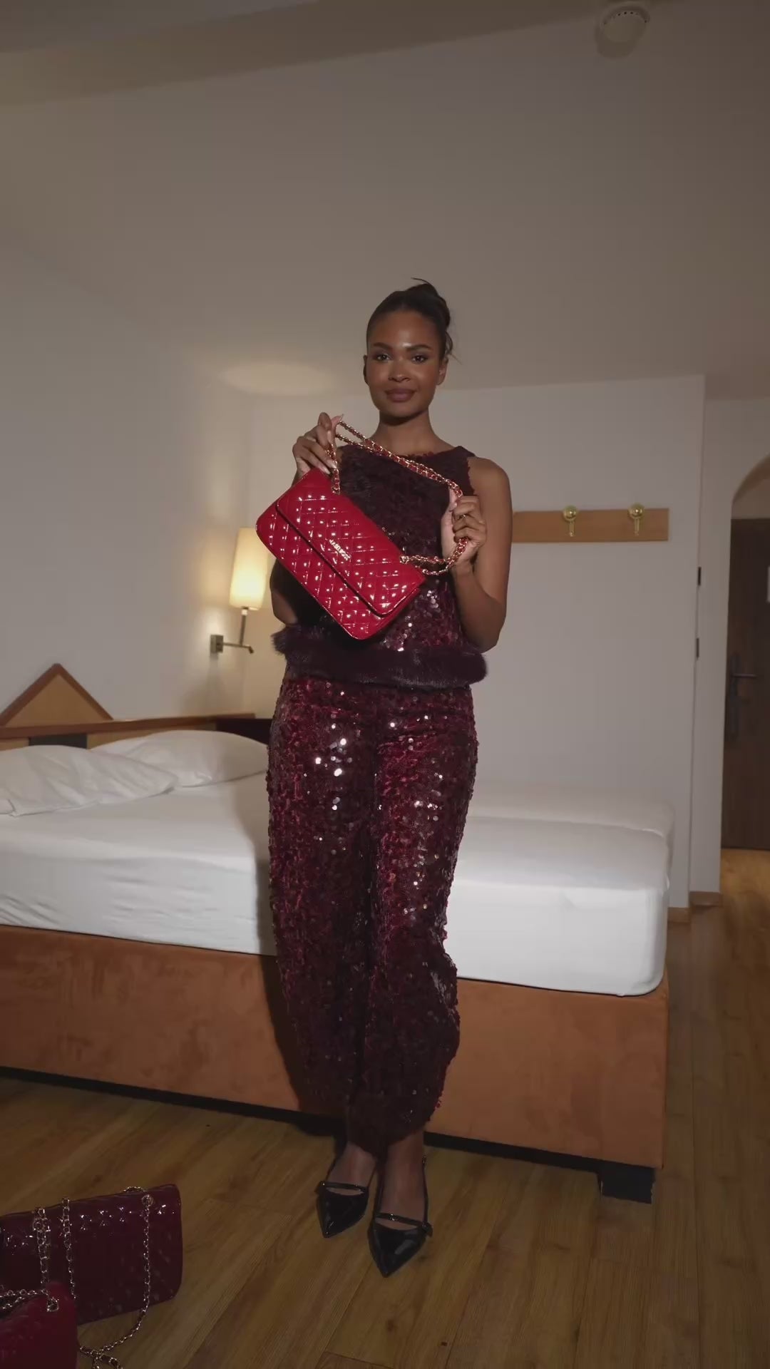 Carica e guarda video nella visualizzazione della galleria, Borsa a spalla KATE BIG - VELVET
