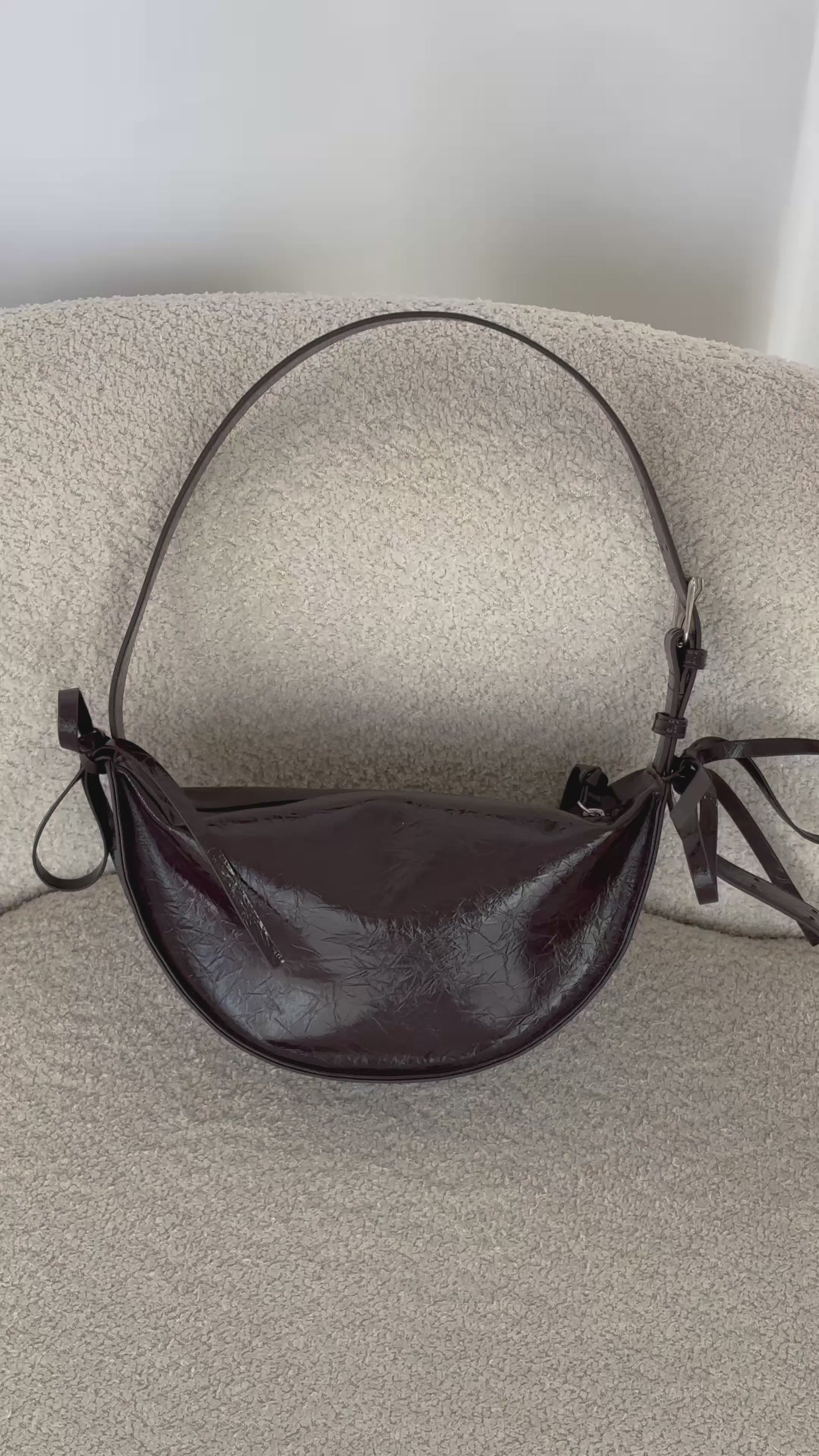 Carica e guarda video nella visualizzazione della galleria, Borsa a spalla EMILY - BLACK GOLD (PREVENDITA)
